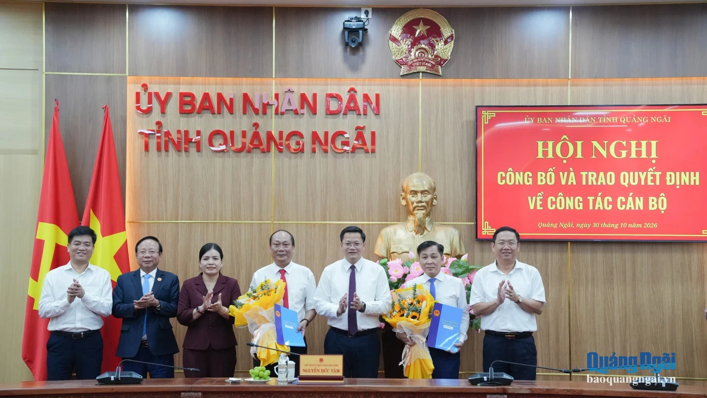 Lãnh đạo tỉnh tặng hoa chúc mừng ông Nguyễn Quốc Việt và ông Trần Hoài Thu.