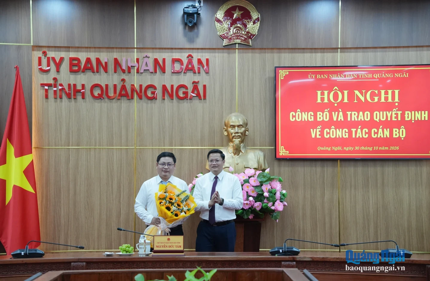 Phó Bí thư Tỉnh ủy, Chủ tịch UBND tỉnh Nguyễn Đức Tâm trao quyết định và tặng hoa chúc mừng ông Võ Minh Vương.