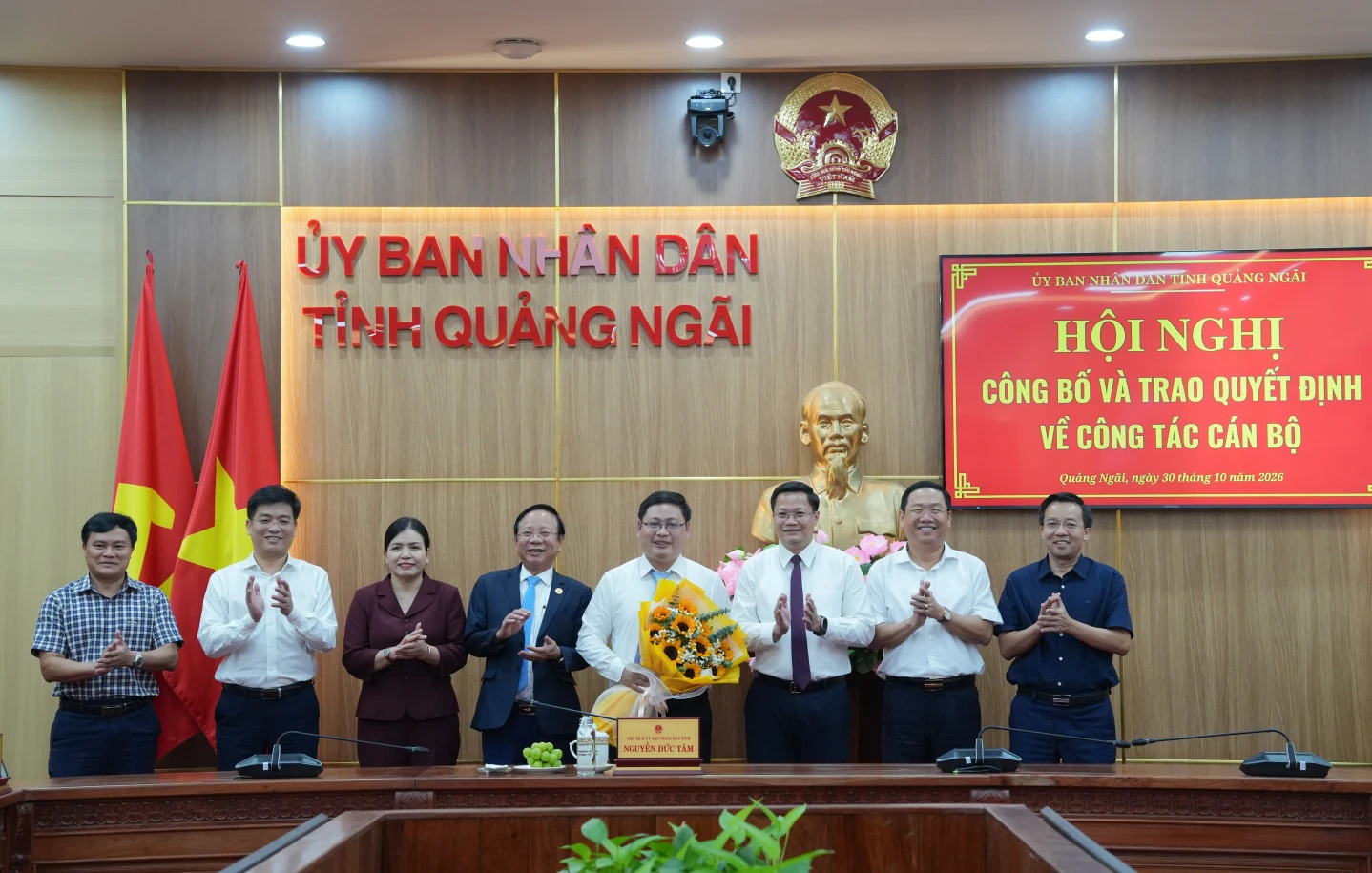 Lãnh đạo tỉnh chúc mừng ông Võ Minh Vương.