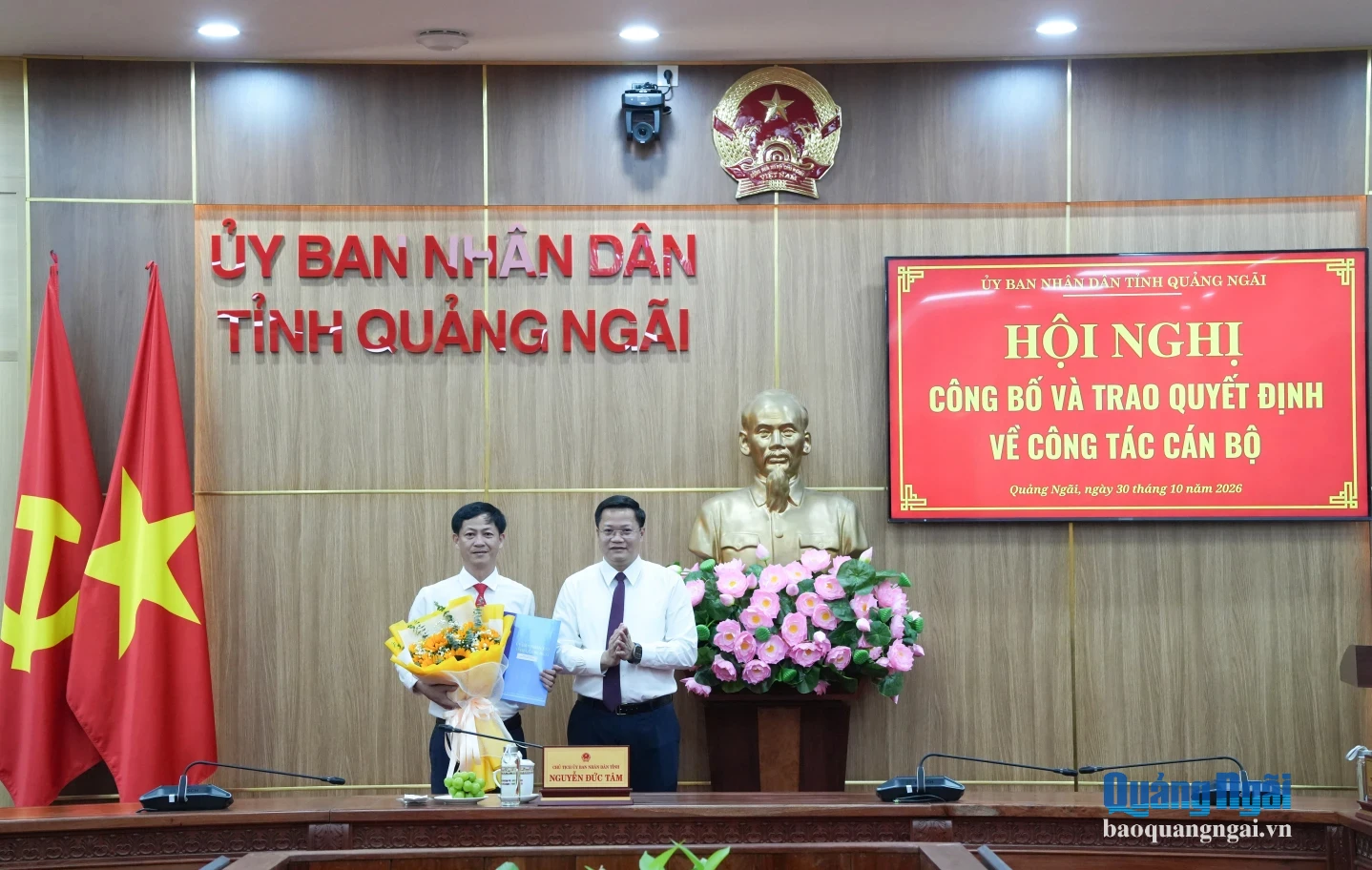 Phó Bí thư Tỉnh ủy, Chủ tịch UBND tỉnh Nguyễn Đức Tâm trao quyết định và tặng hoa chúc mừng ông Phạm Nhật Vũ.