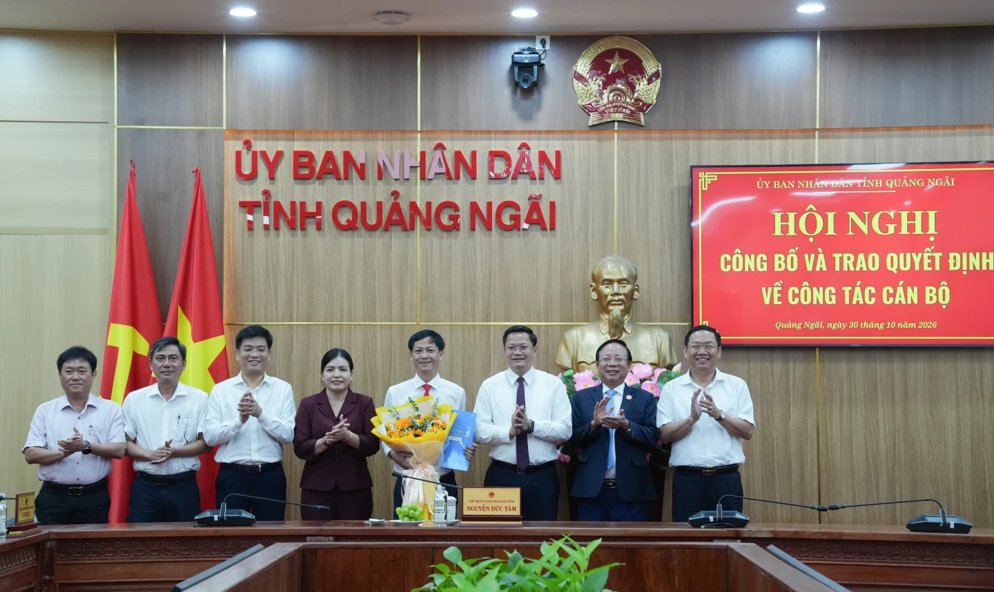Lãnh đạo tỉnh tặng hoa chúc mừng ông Phạm Nhật Vũ.