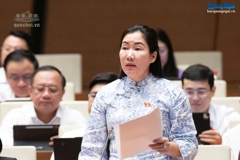 Đại biểu Quốc hội Trần Thị Thu Phước phát biểu tại hội trường.