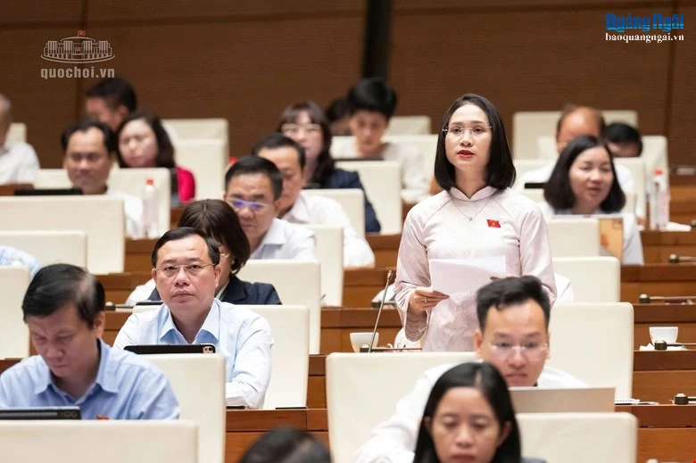 Đại biểu Quốc hội Nàng Xô Vi phát biểu thảo luận.