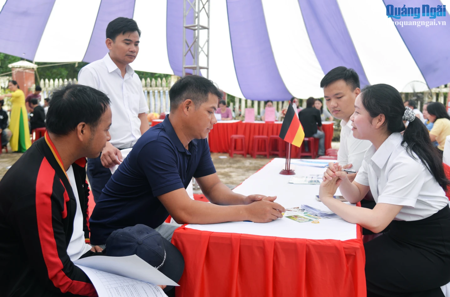 Người lao động tìm hiểu về thông tin đi làm việc ở nước ngoài với thu nhập ổn định.