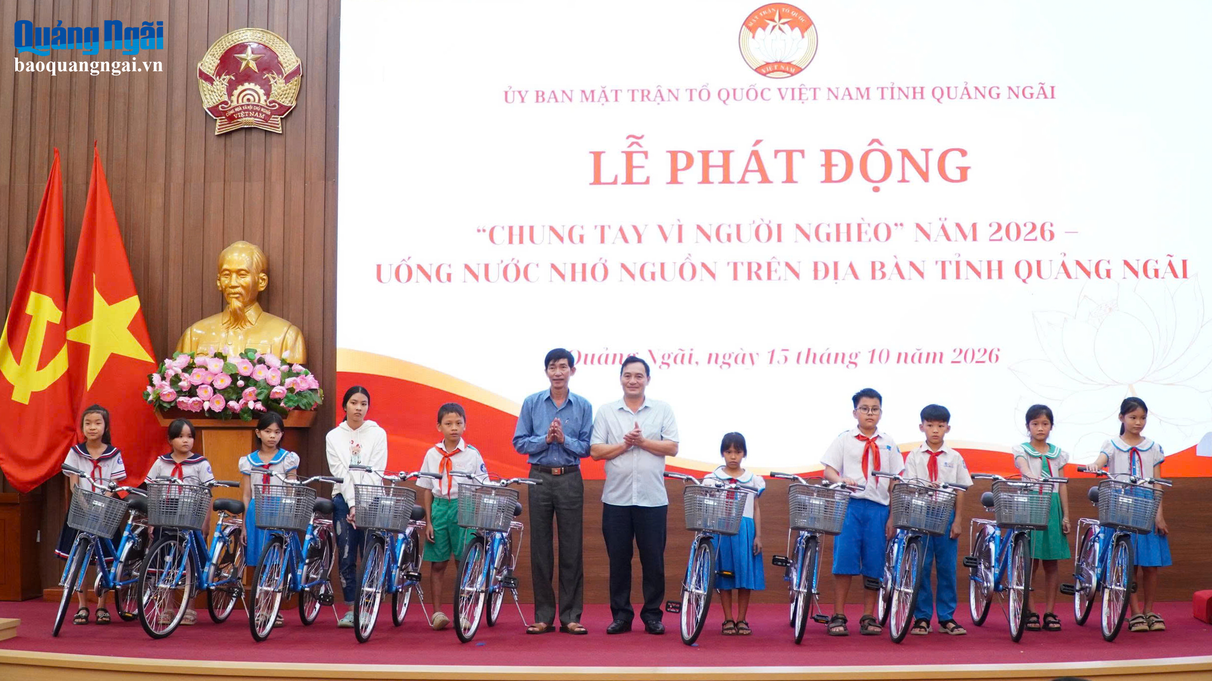 Tặng 50 chiếc xe đạp cho 50 học sinh hộ nghèo, cận nghèo, hộ có hoàn cảnh khó khăn trên địa bàn phường Cẩm Thành và phường Nghĩa Lộ.