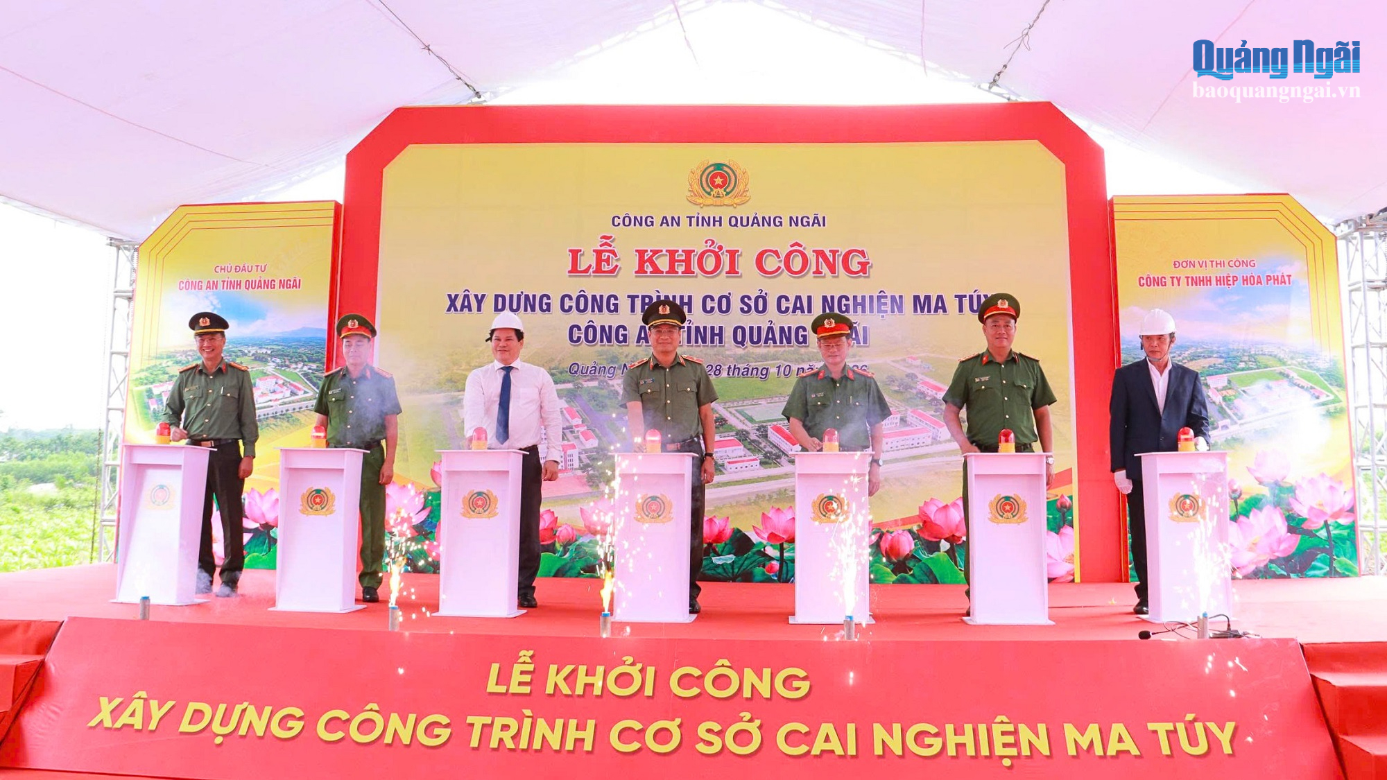 Các đại biểu thực hiện nghi thức khởi công xây dựng Cơ sở cai nghiện ma túy Công an tỉnh.