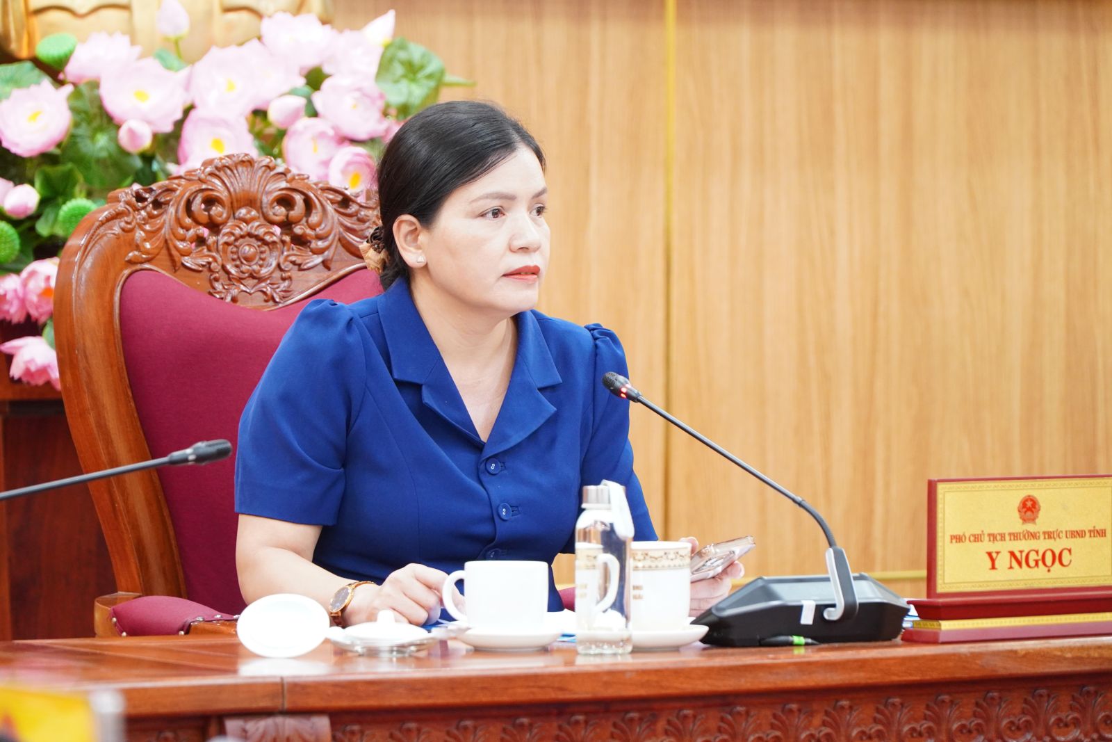 Ủy viên Ban Thường vụ Tỉnh ủy, Phó Chủ tich Thường trực UBND tỉnh Y Ngọc chủ trì cuộc họp. Ảnh: MINH THIỆN