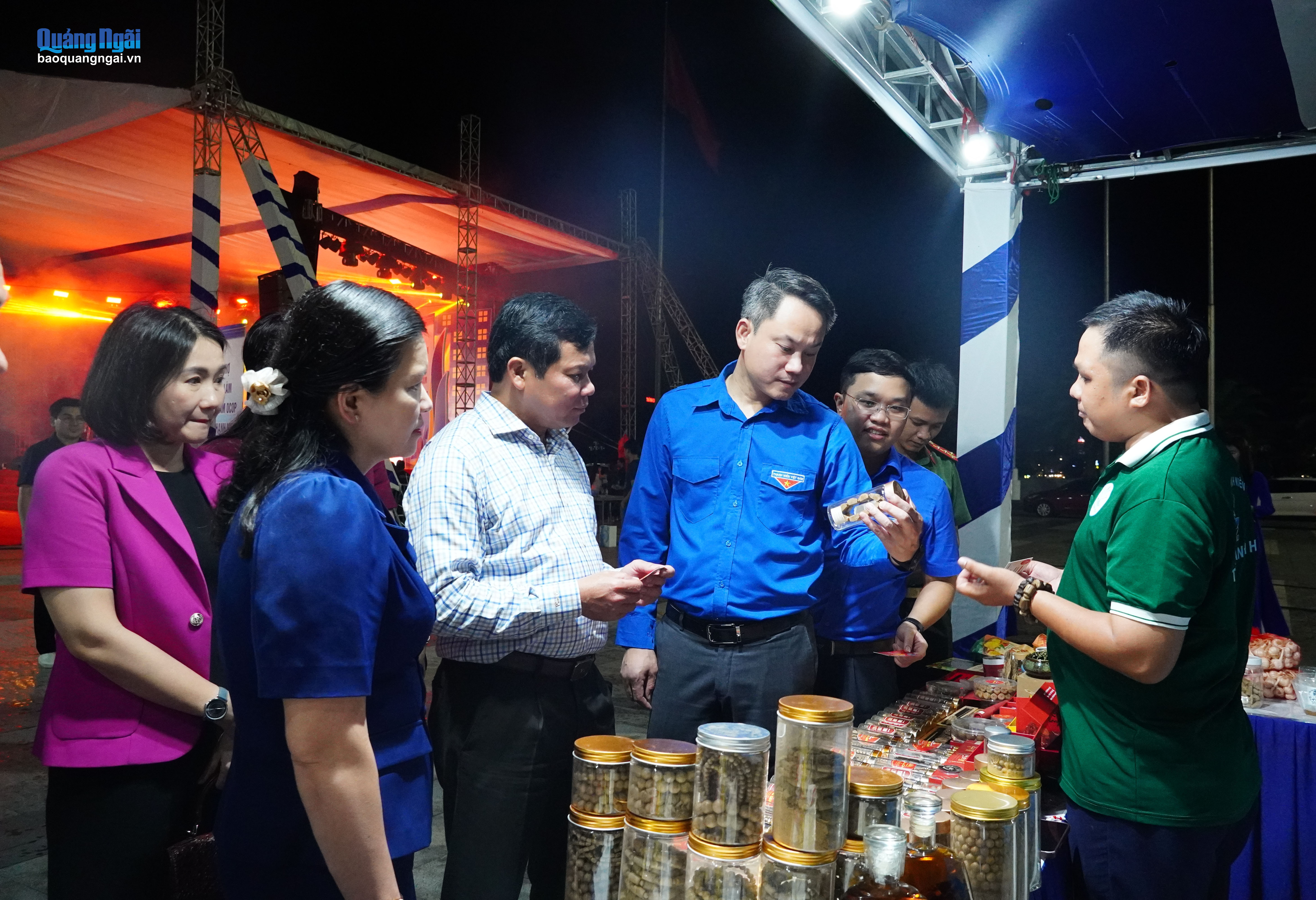 Các đại biểu tham quan gian hàng trưng bày tại hội chợ.