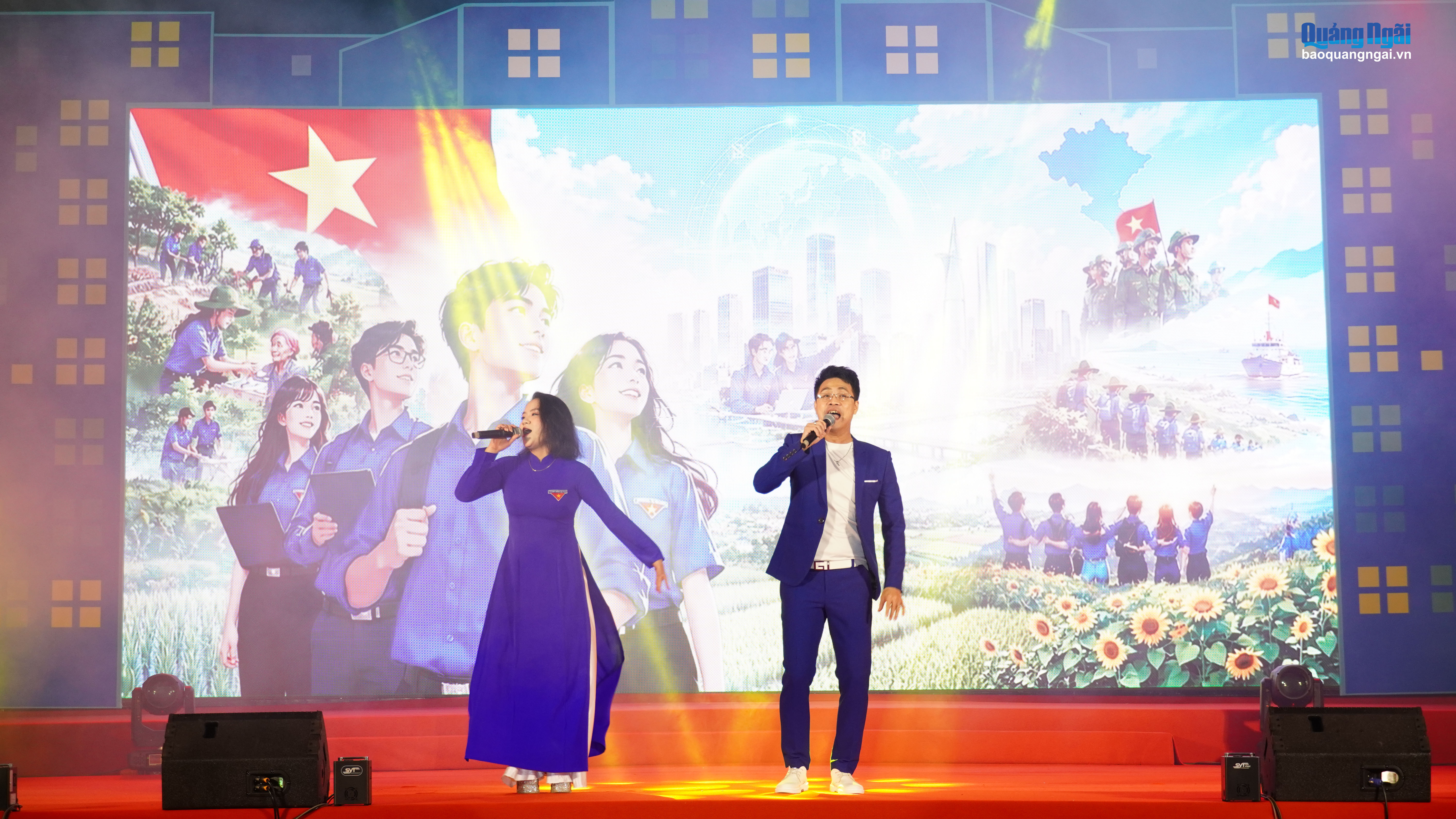 Các tiết mục văn nghệ do Đội Văn nghệ xung kích tuyên truyền thanh niên tỉnh Quảng Ngãi biểu diễn, góp phần mang đến không khí sôi động tại chương trình.