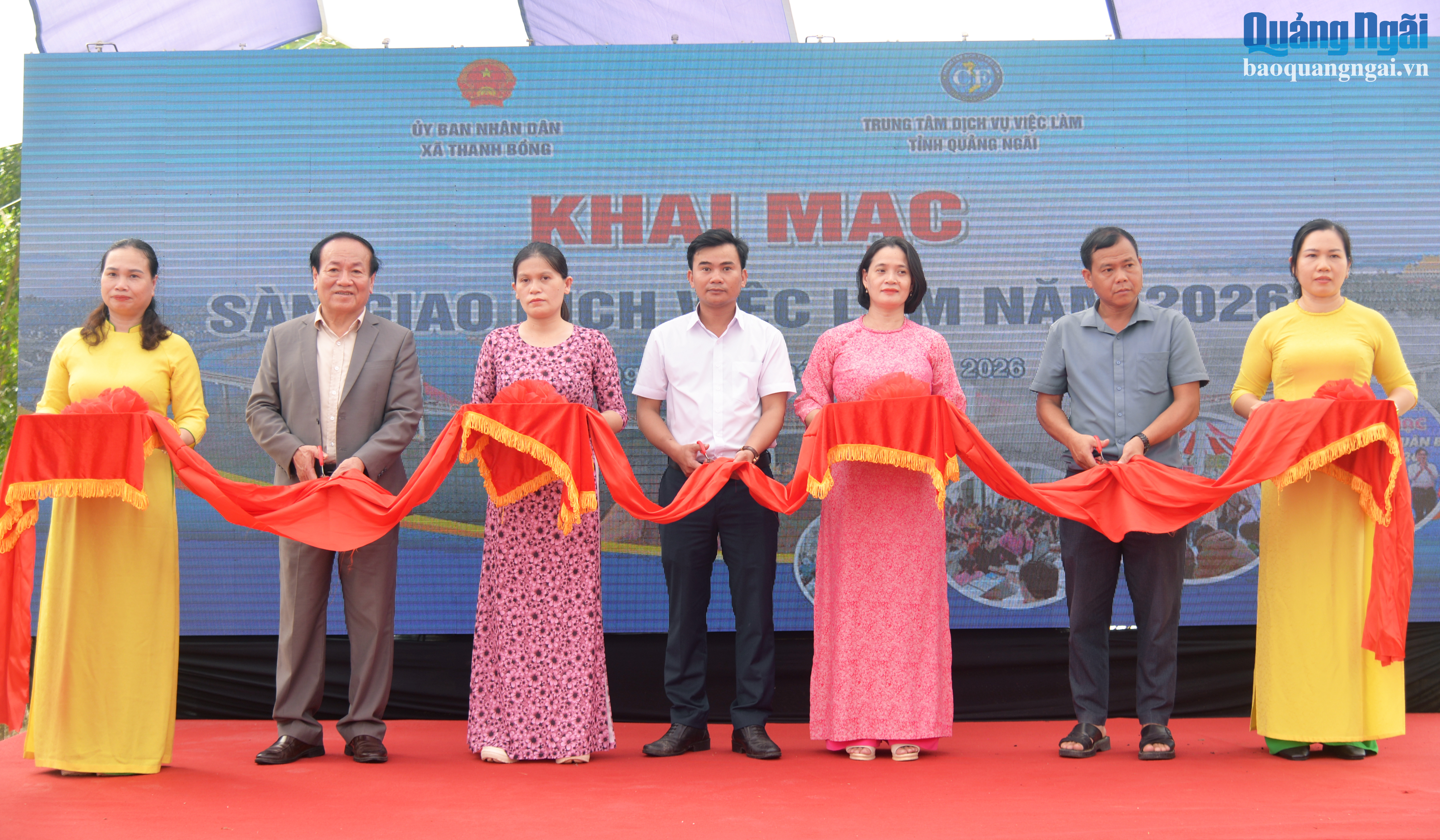 Các đại biểu thực hiện nghi thức cắt băng khai mạc sàn giao dịch việc làm.