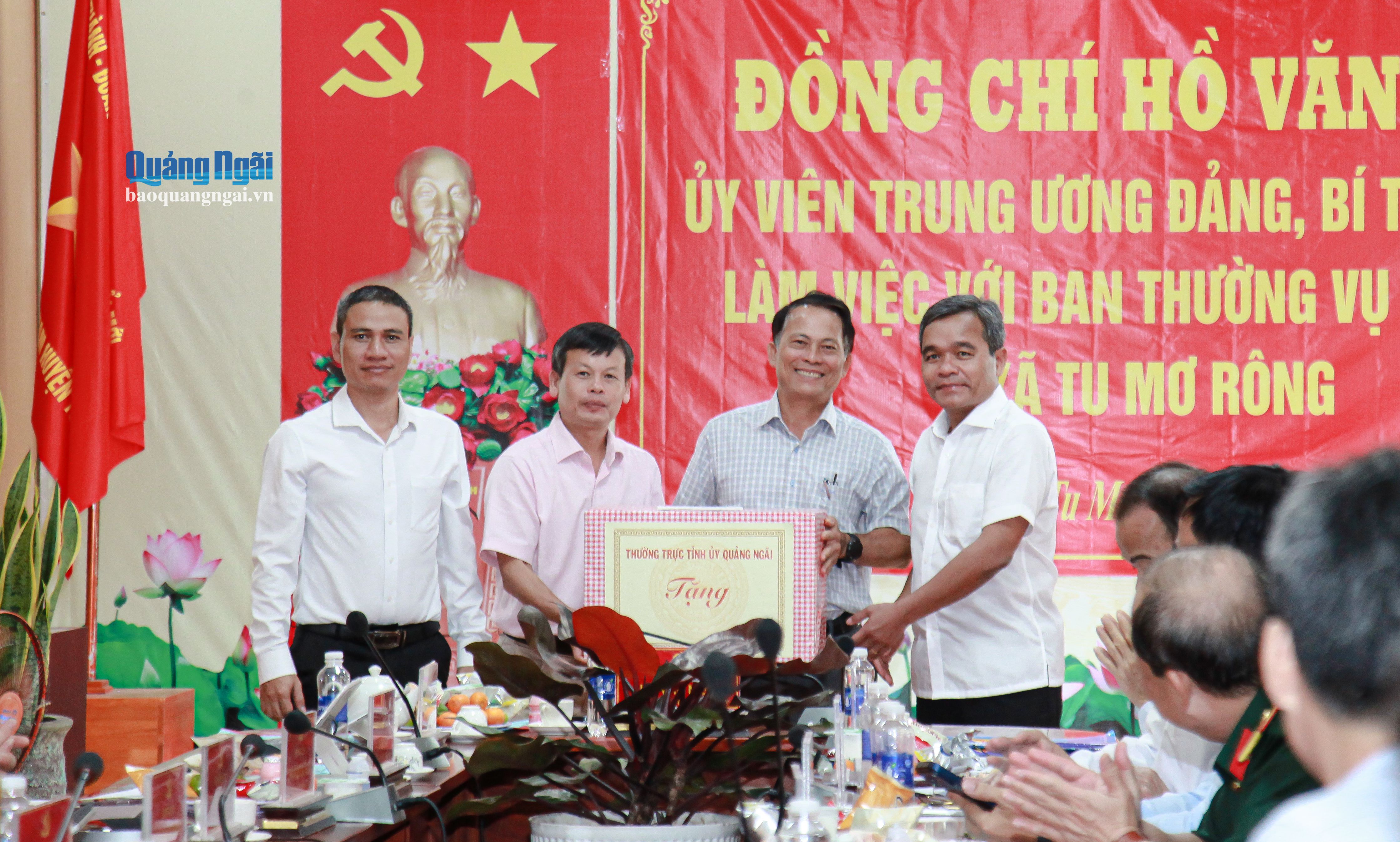 Ủy viên Trung ương Đảng, Bí thư Tỉnh ủy Hồ Văn Niên trao quà của Thường trực Tỉnh ủy tặng Đảng bộ xã Tu Mơ Rông. 