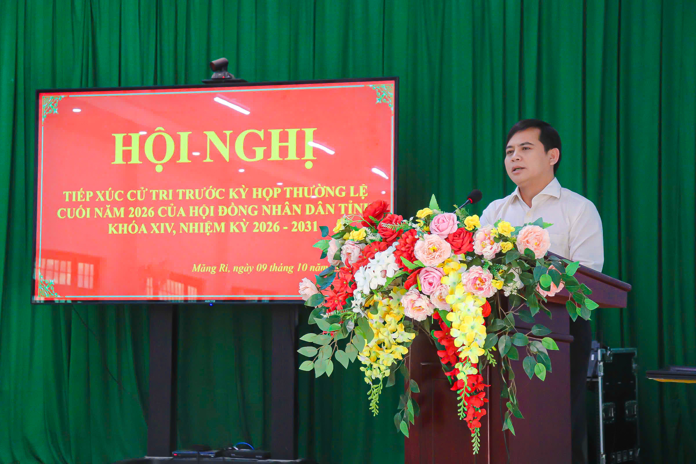 Đại diện Tổ đại biểu số 11 HĐND tỉnh trả lời, giải đáp các kiến nghị của cử tri tại buổi tiếp xúc.