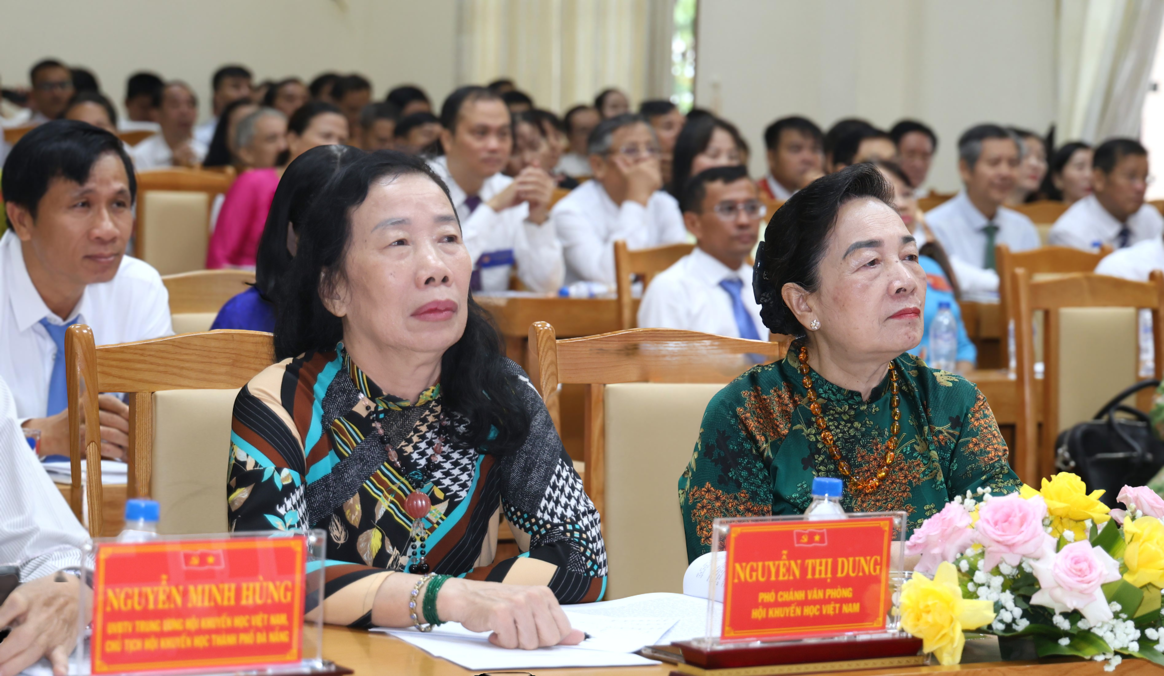 Phó Chủ tịch Hội Khuyến học Việt Nam Phạm Thị Hòe và các đại biểu dự đại hội.