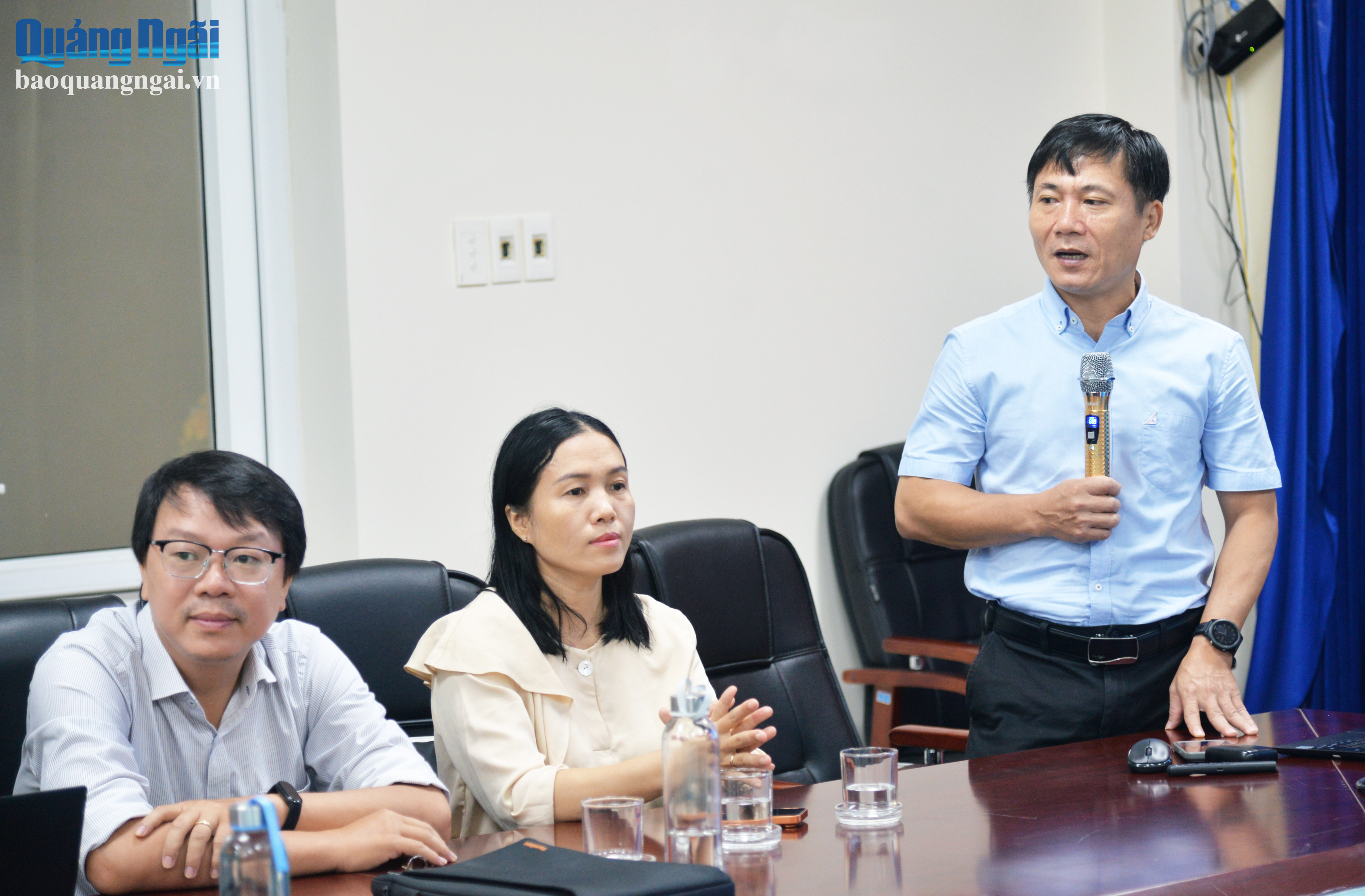 Nhà báo Ung Khánh Hoàng Thuyên - Phó Trưởng phòng Thời sự và Nội dung số (Báo và Phát thanh, Truyền hình Quảng Ngãi) truyền tải kỹ năng sản xuất nội dung báo chí trên thiết bị di động ở thể loại truyền hình.