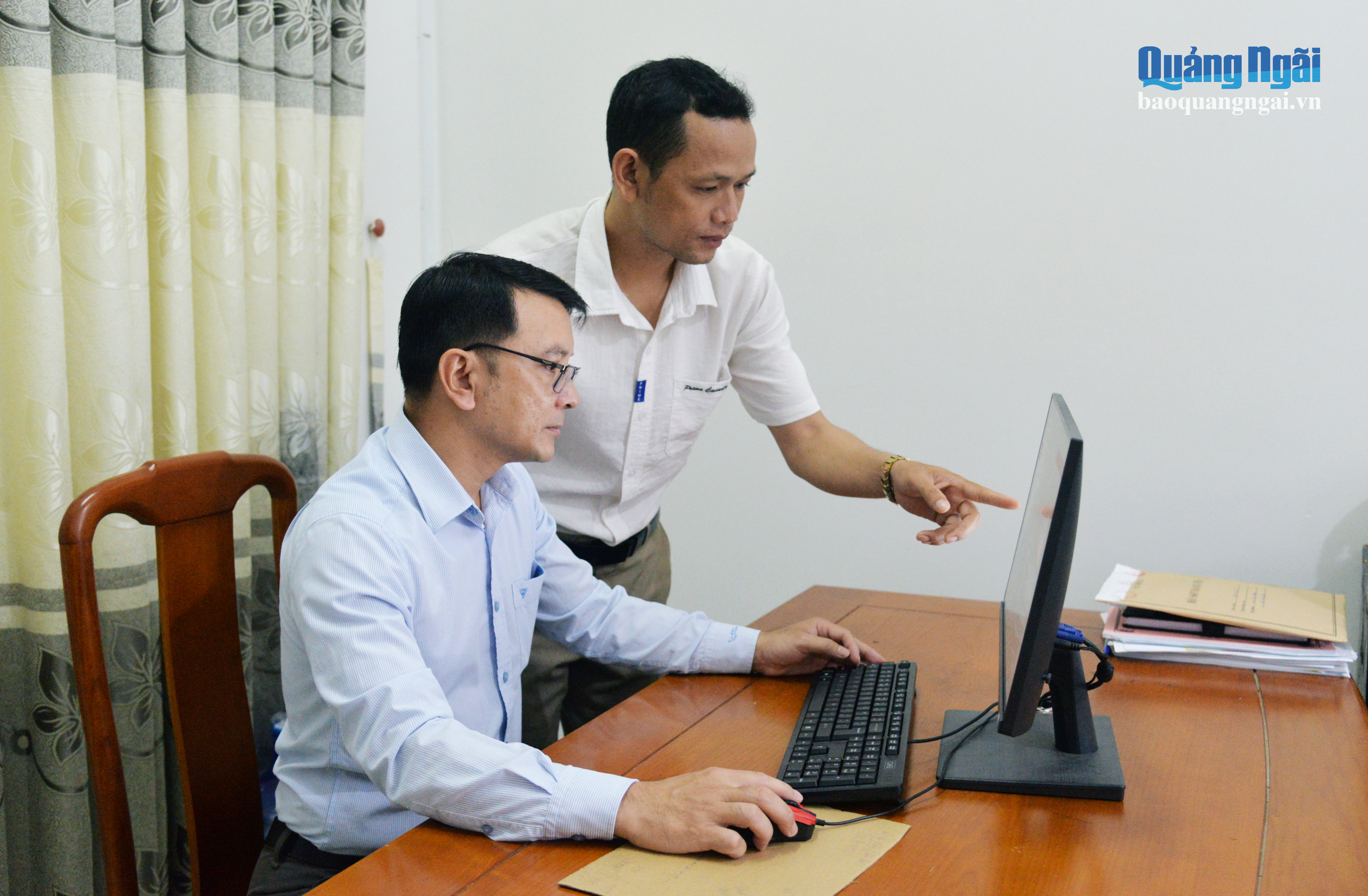 Cán bộ, chuyên viên Ban Xây dựng Đảng xã Sơn Tây Thượng tập trung thực hiện nhiệm vụ số hóa hồ sơ đảng viên.