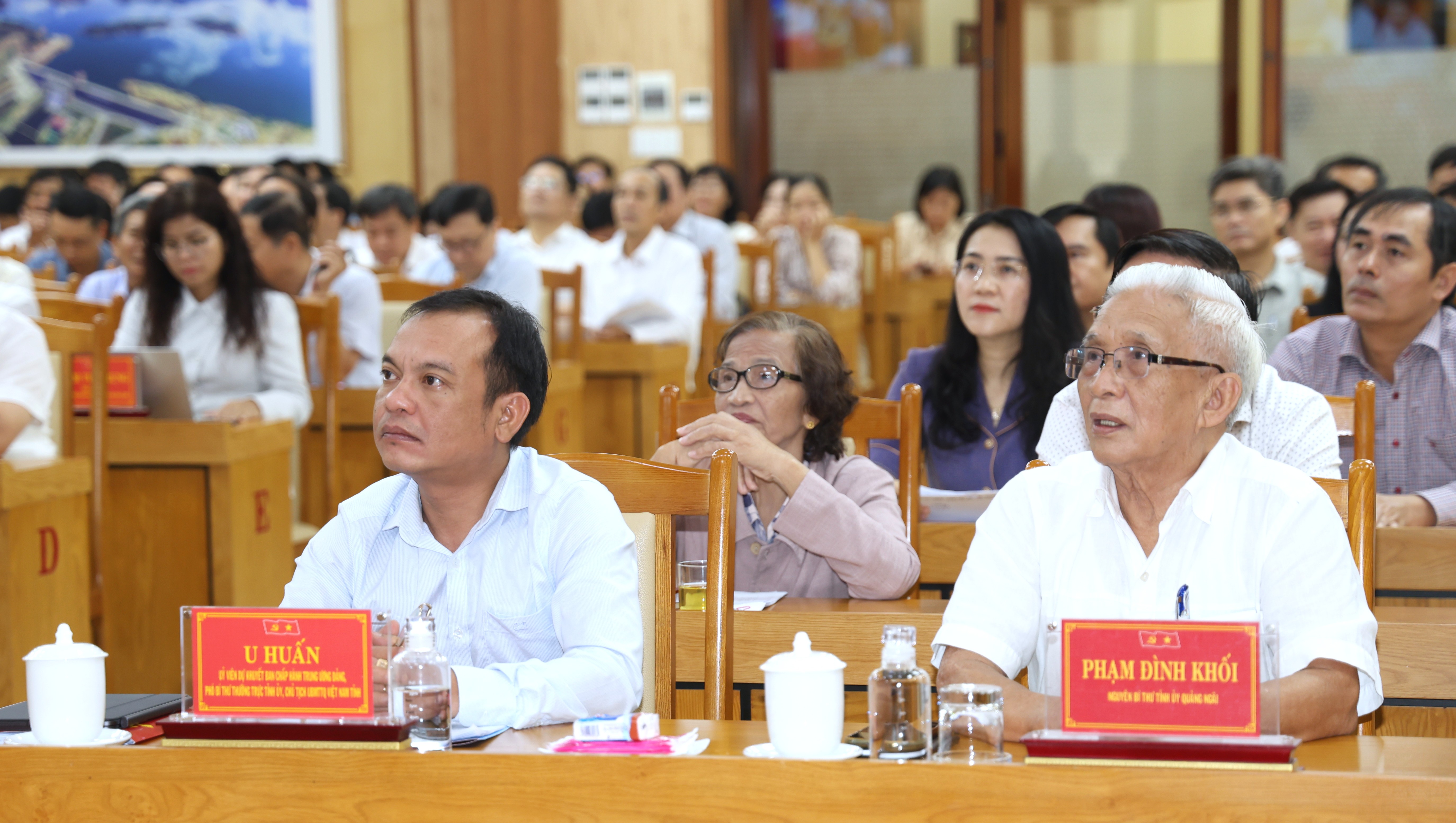 Ủy viên dự khuyết Trung ương Đảng, Phó Bí thư Thường trực Tỉnh ủy, Chủ tịch Ủy ban MTTQ Việt Nam tỉnh U Huấn và các đại biểu dự hội nghị.