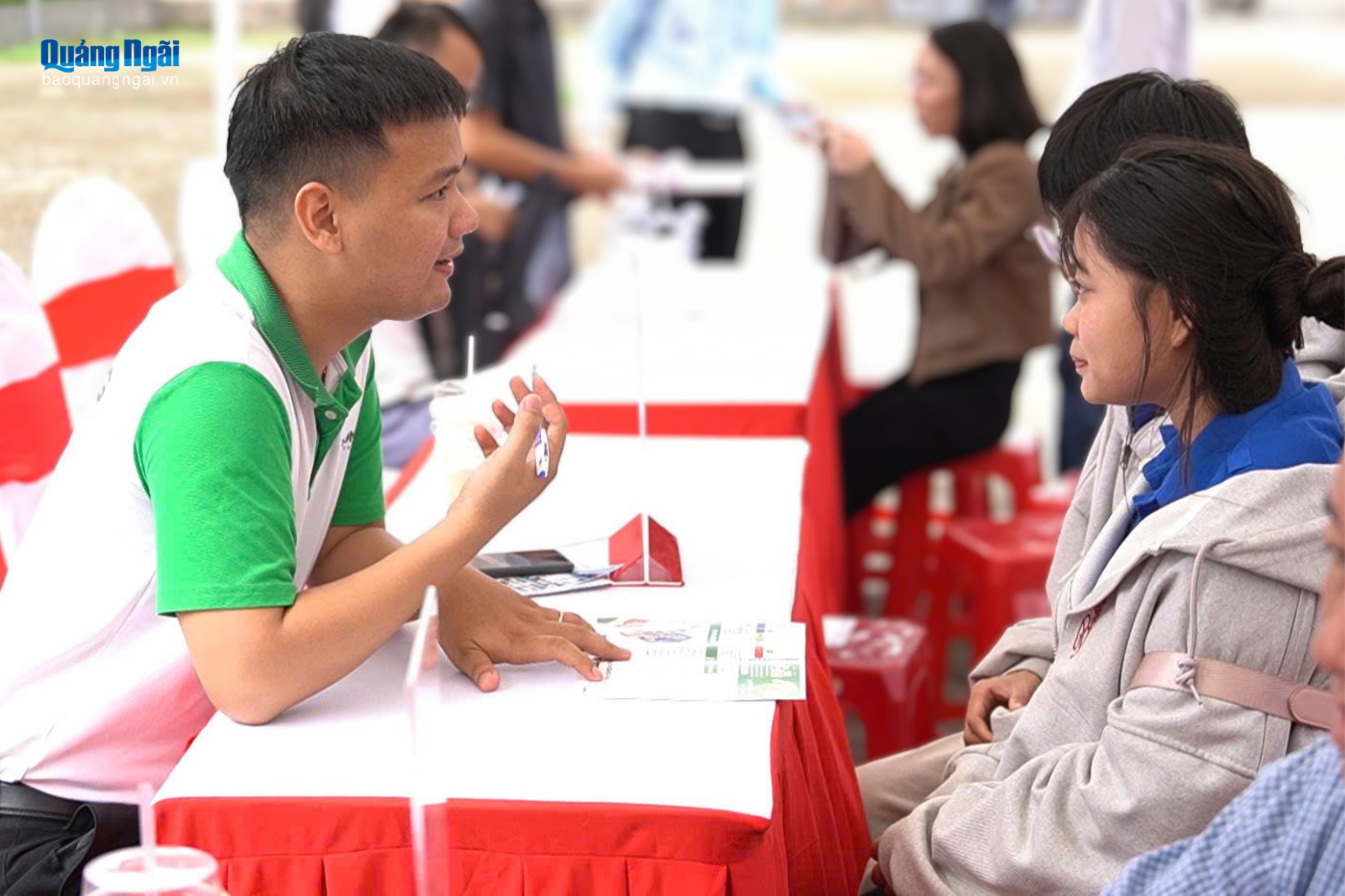 Người lao động trao đổi trực tiếp với các doanh nghiệp về thông tin tuyển dụng.