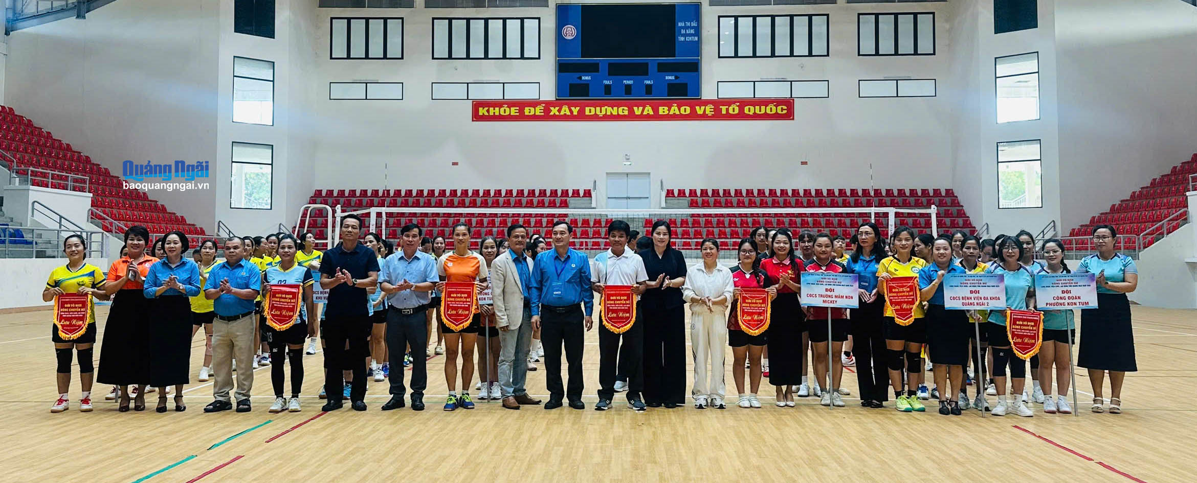 Ban tổ chức tặng cờ và chụp hình lưu niệm cùng các đội thi tại khu vực phía Tây của tỉnh.