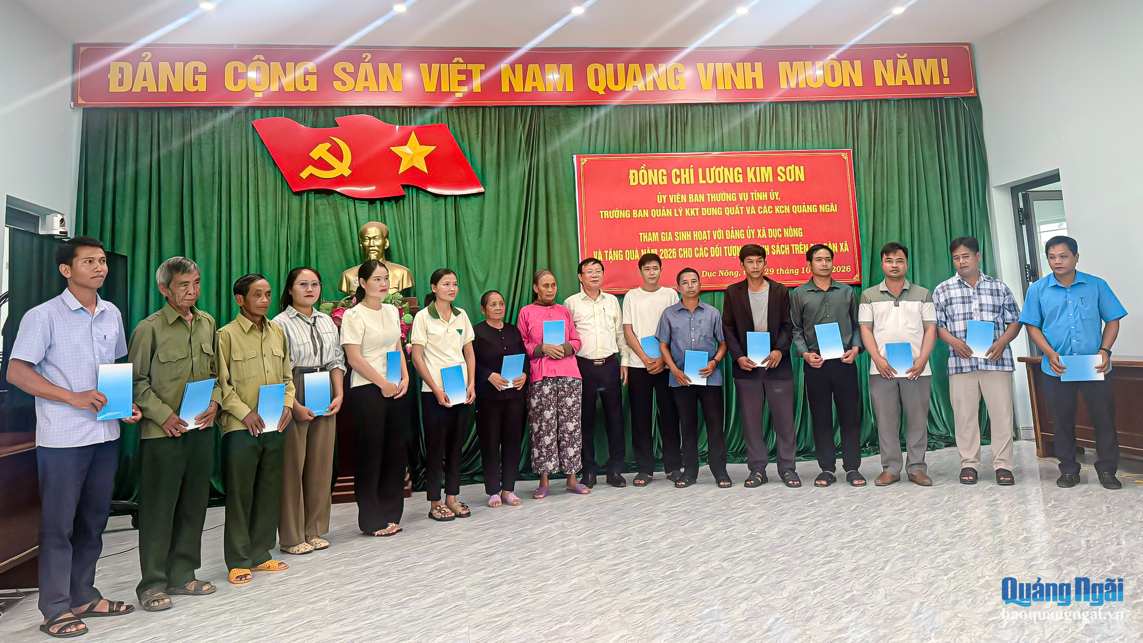 Ủy viên Ban Thường vụ Tỉnh ủy, Trưởng Ban Quản lý KKT Dung Quất và các KCN Quảng Ngãi Lương Kim Sơn trao quà cho các đối tượng chính sách trên địa bàn xã Dục Nông.