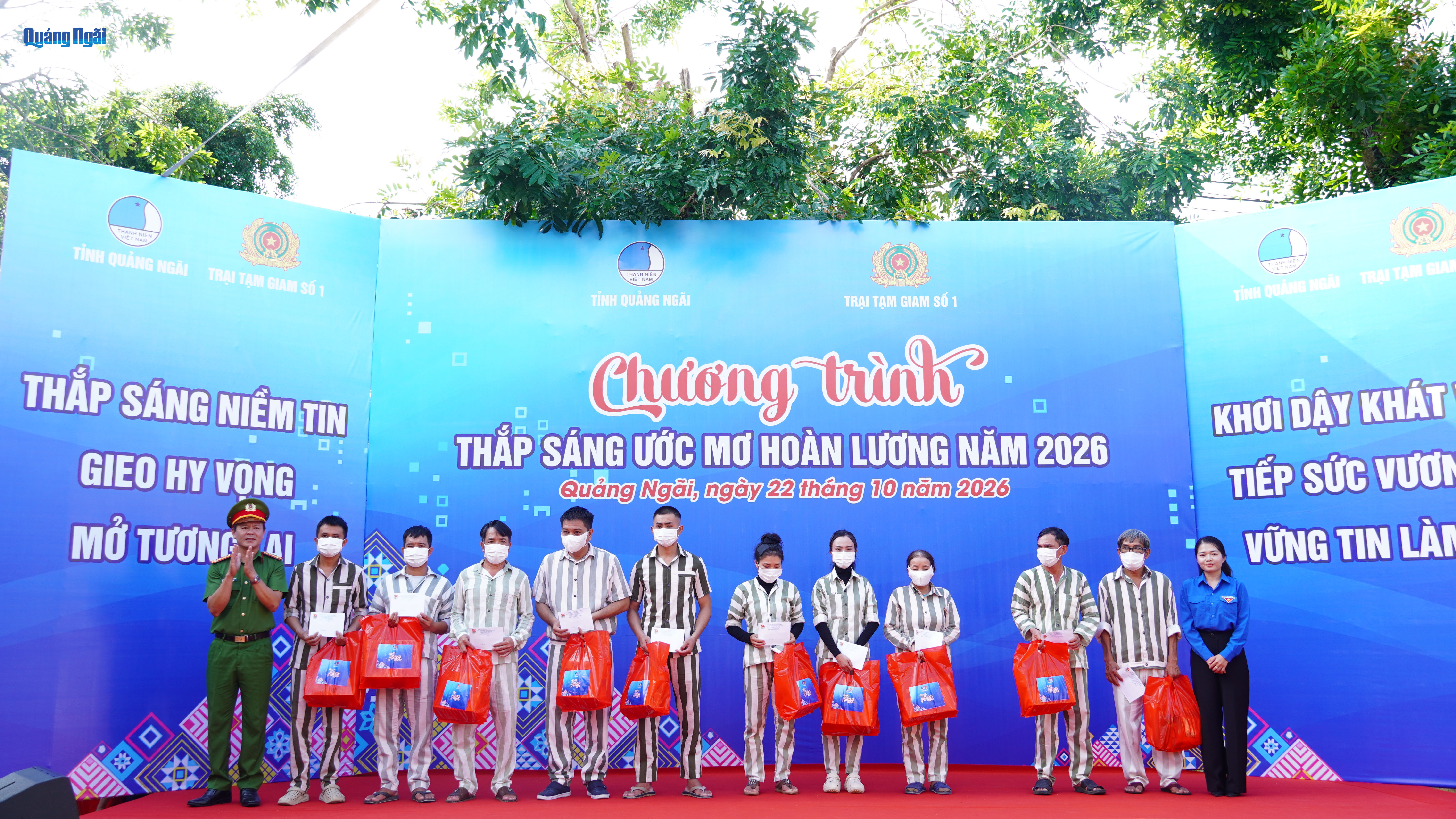 Đại diện các đơn vị tặng quà cho phạm nhân.