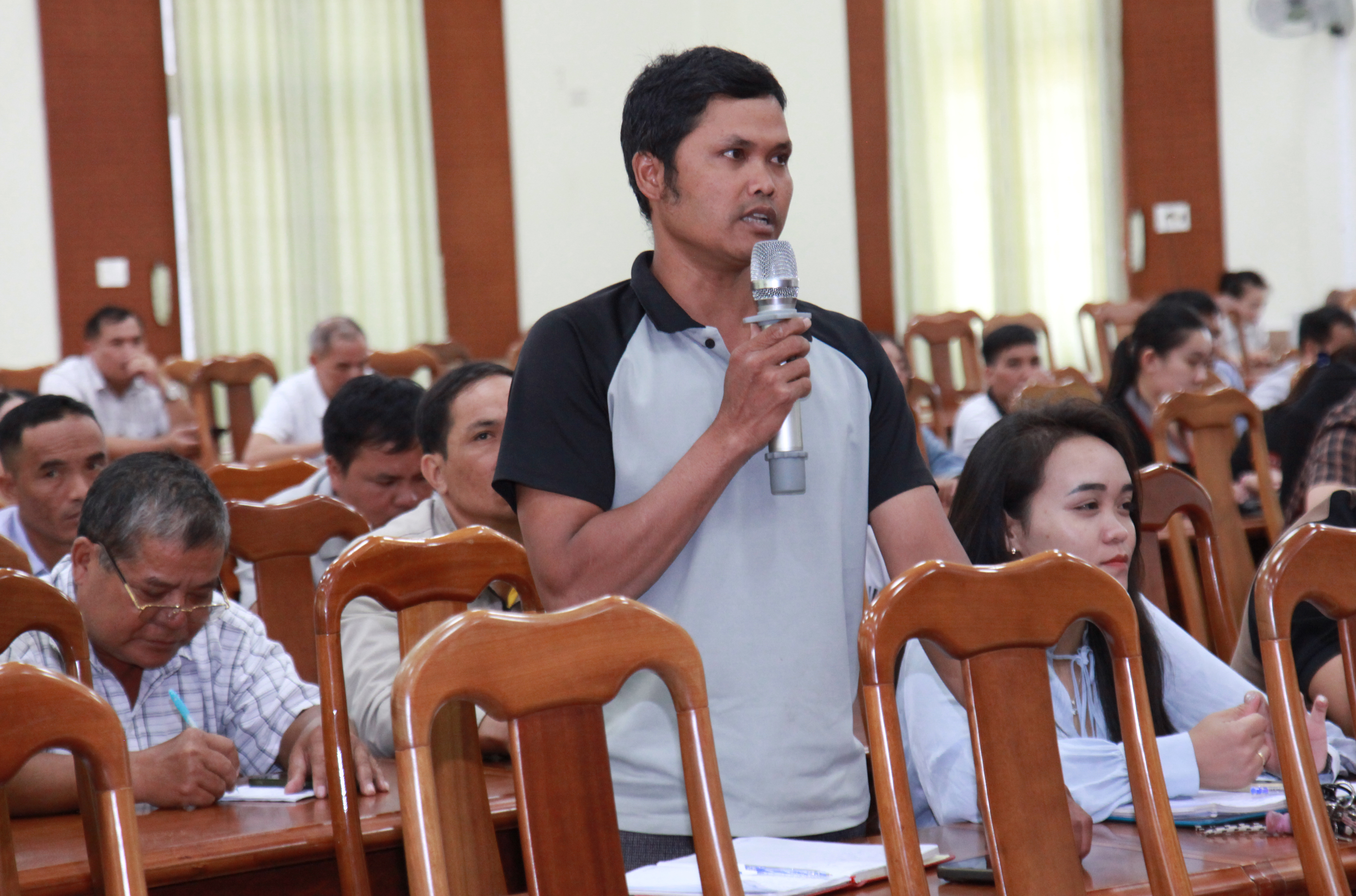 Cử tri nêu ý kiến tại hội nghị.
