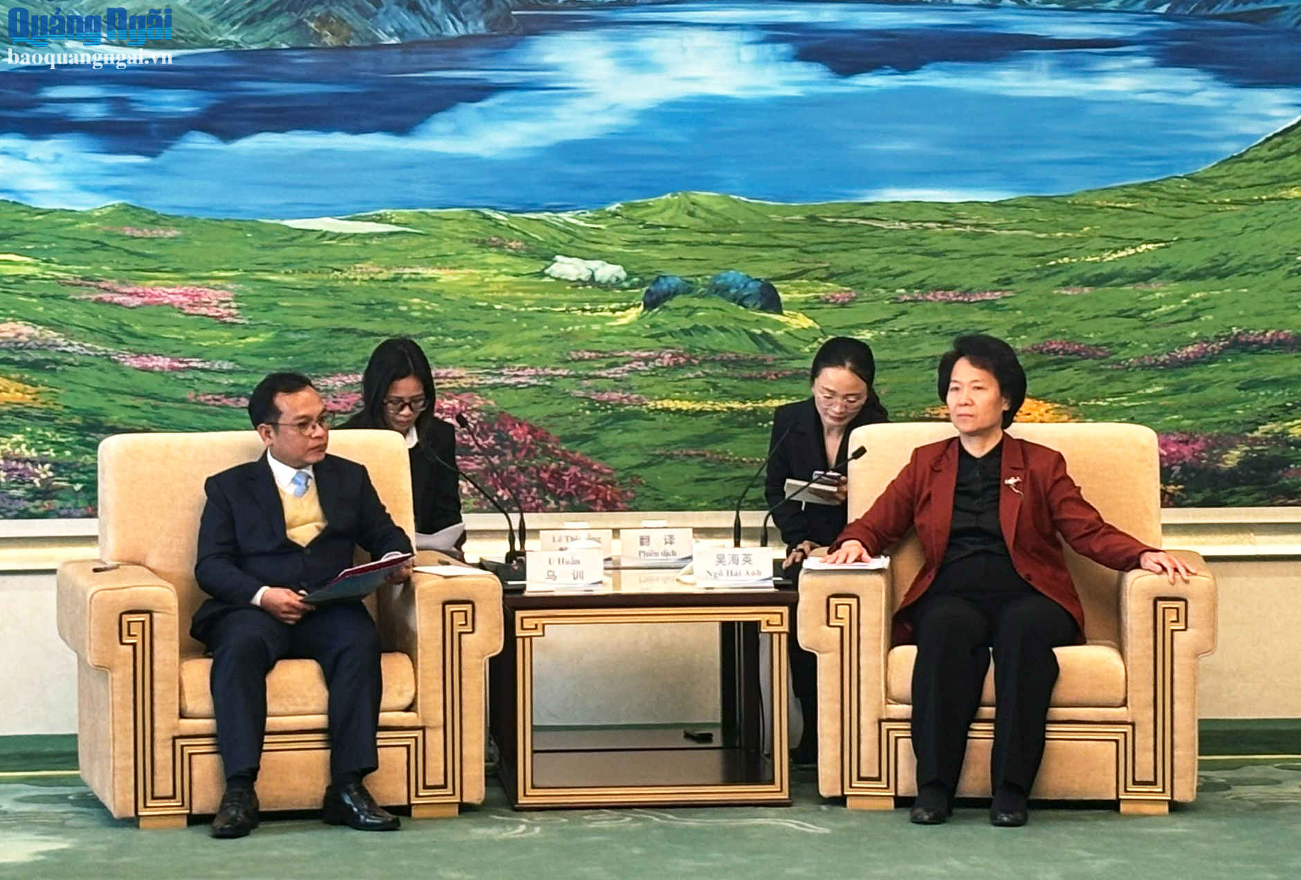 Quang cảnh buổi thăm, chào xã giao.