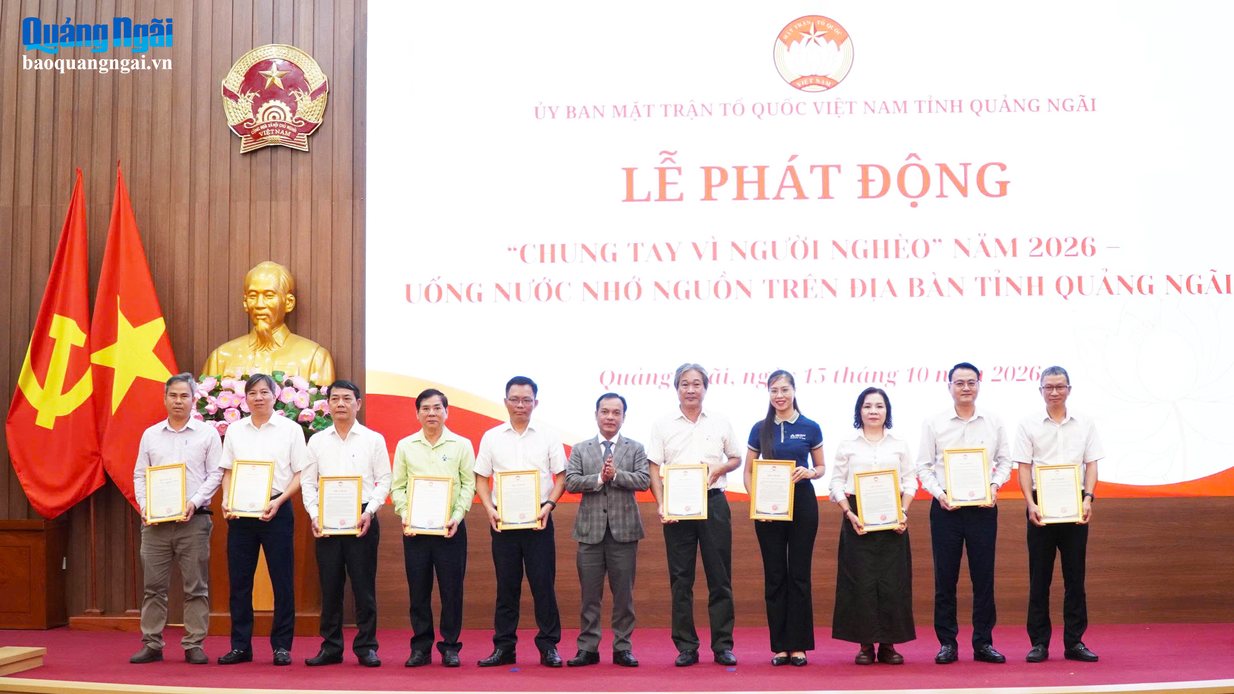 Lãnh đạo tỉnh trao Thư cảm ơn, tri ân các tổ chức, cá nhân đã tích cực chung tay hưởng ứng Cuộc vận động ủng hộ Quỹ “Vì người nghèo”, Quỹ “Đền ơn đáp nghĩa” trên địa bàn tỉnh.