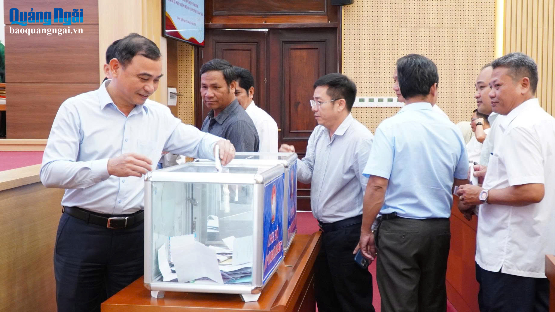 Các đại biểu, tổ chức, cá nhân quyên góp, ủng hộ Quỹ “Vì người nghèo” và Quỹ “Đền ơn đáp nghĩa”.