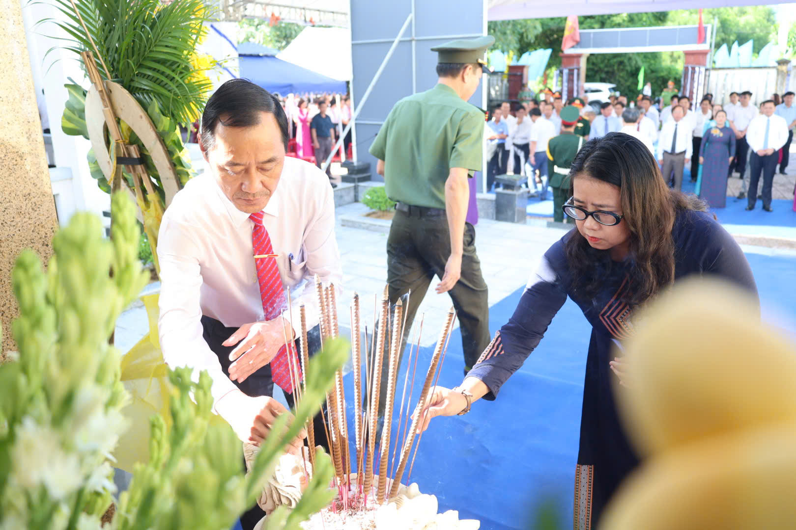 Các đại biểu dâng hương tưởng niệm.