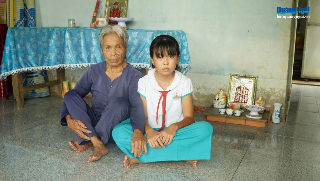 Một m&igrave;nh cụ b&agrave; hơn 70 tuổi nu&ocirc;i hai ch&aacute;u ăn học