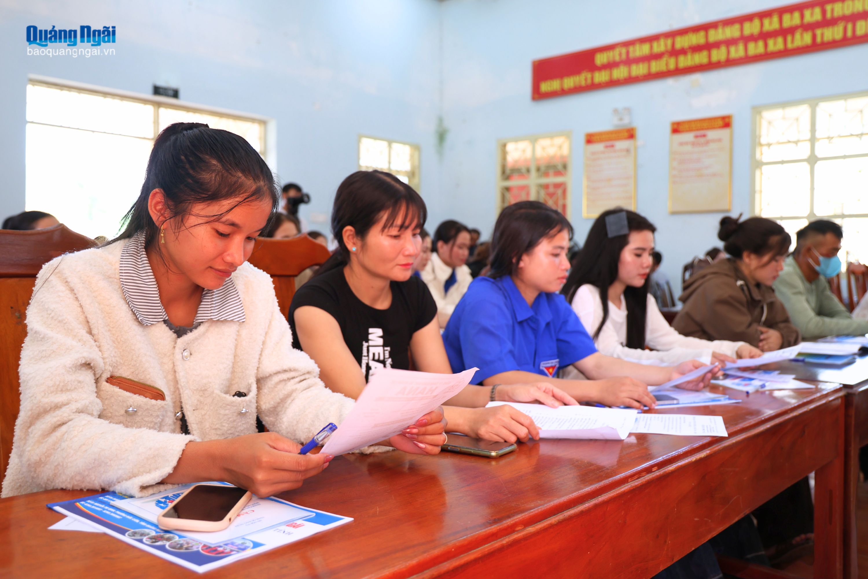 Người lao động xã Ba Xa tìm hiểu các chính sách hỗ trợ giải quyết việc làm, vay vốn ưu đãi để tạo việc làm và đi làm việc ở nước ngoài theo hợp đồng.