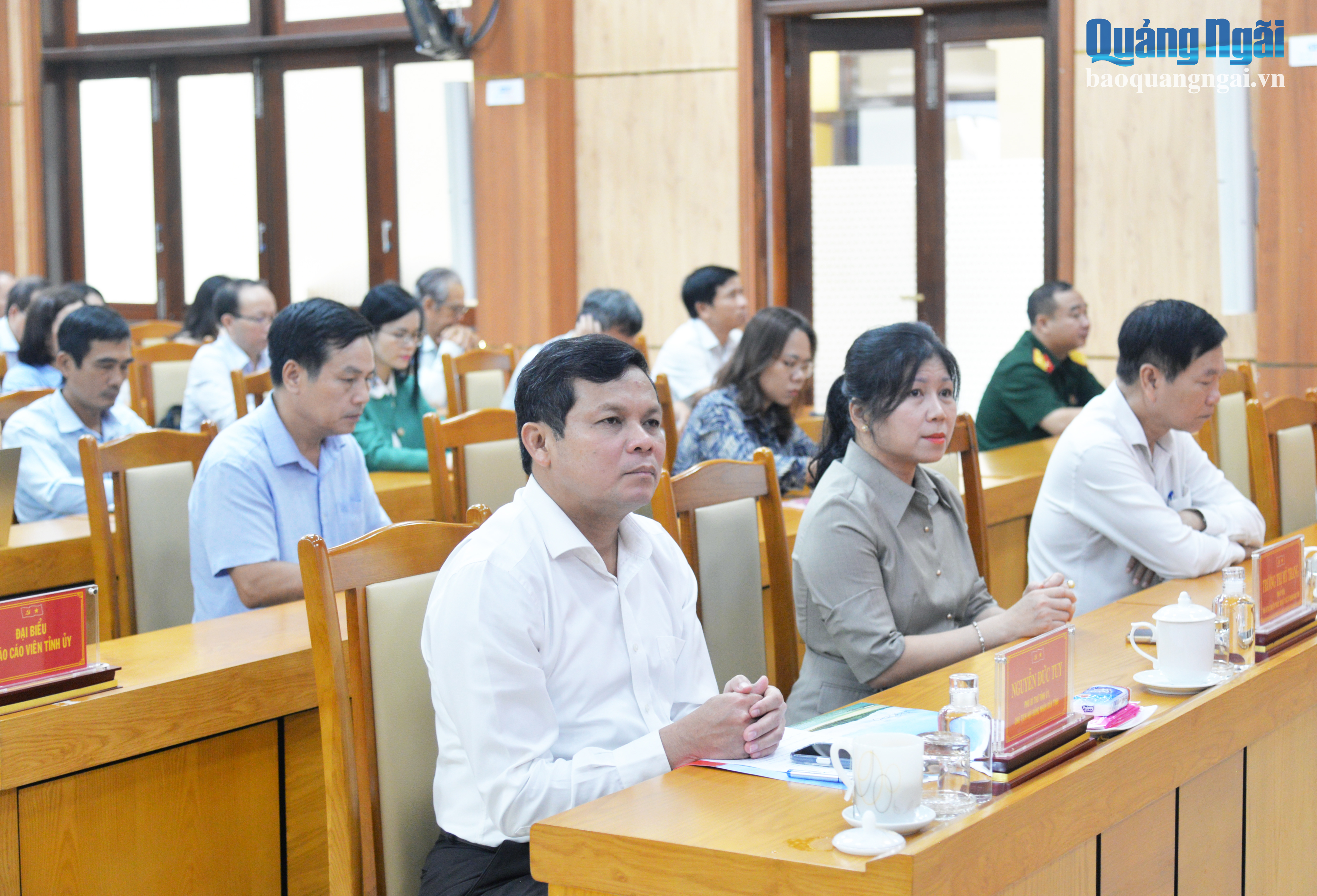 Phó Bí thư Tỉnh ủy, Chủ tịch HĐND tỉnh Nguyễn Đức Tuy và các đại biểu dự hội nghị ở điểm cầu Quảng Ngãi.