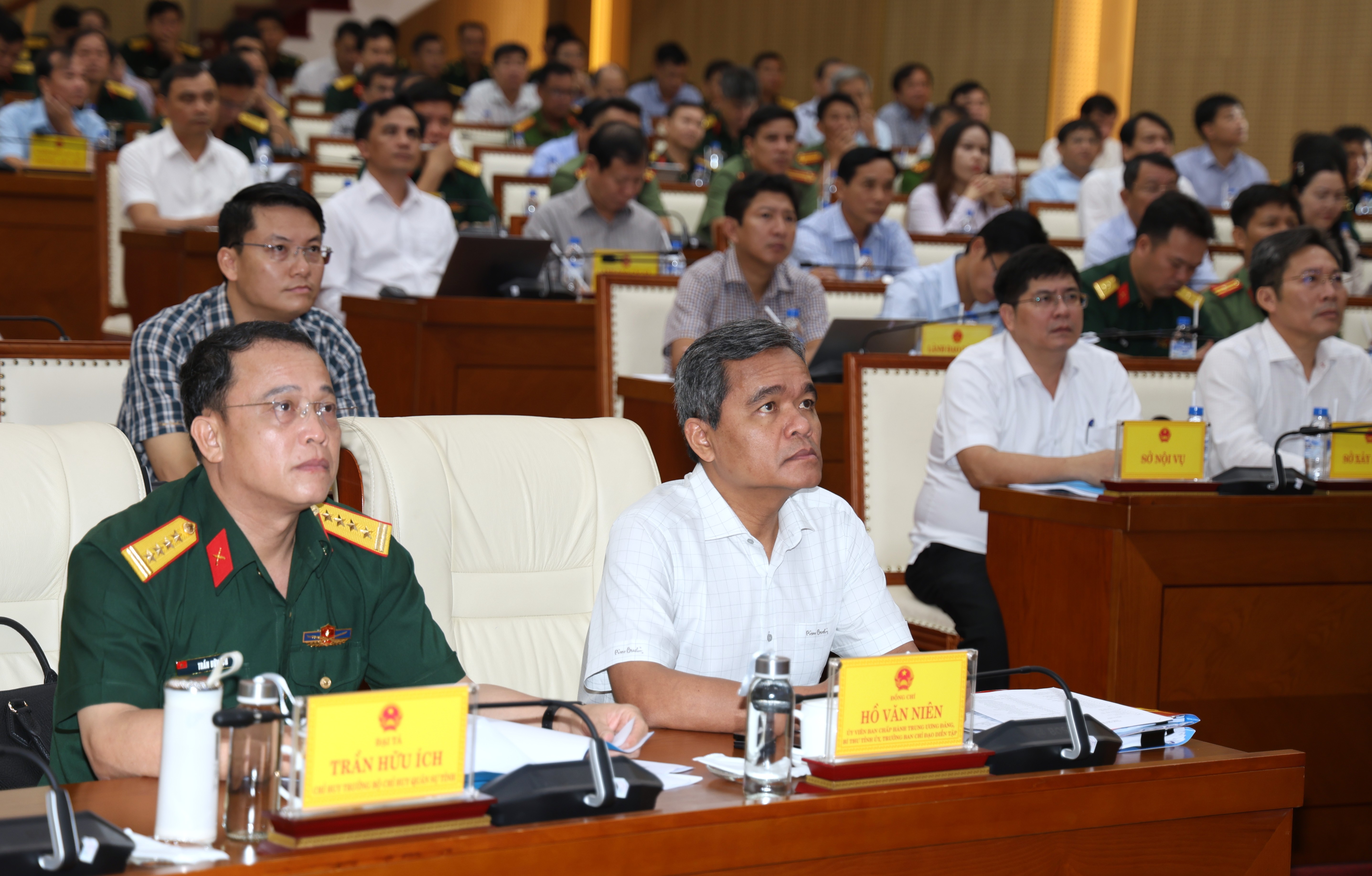 Ủy viên Trung ương Đảng, Bí thư Tỉnh ủy, Trưởng Ban Chỉ đạo diễn tập tỉnh Hồ Văn Niên và các đại biểu tham dự hội nghị.