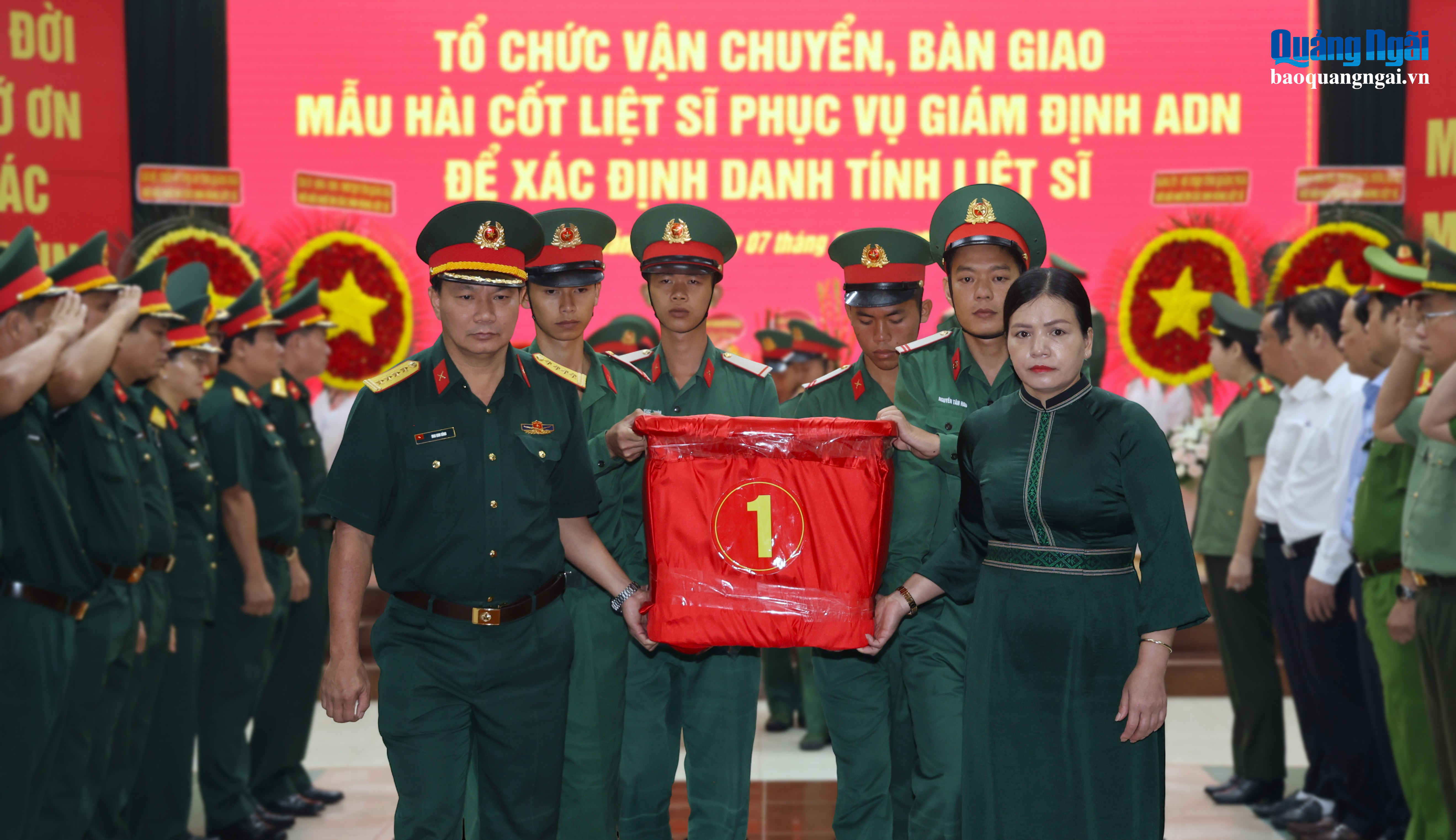 Các mẫu sinh phẩm hài cốt liệt sĩ được Quảng Ngãi vận chuyển ra Hà Nội bàn giao cho Viện Pháp y Quân đội, Bộ Quốc phòng để giám định ADN.