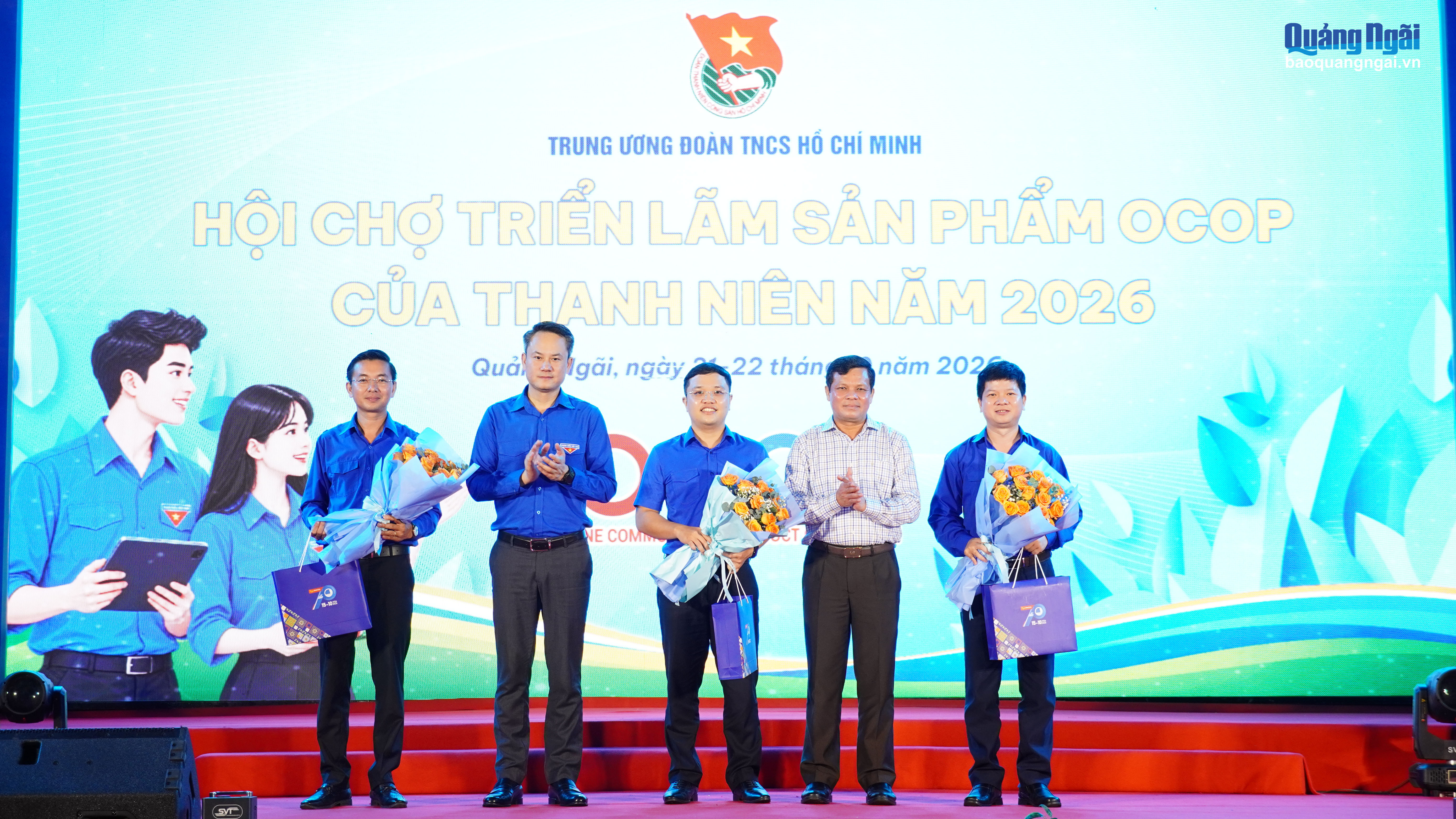 Bí thư Trung ương Đoàn TNCS Hồ Chí Minh, Chủ tịch Trung ương Hội LHTN Việt Nam Nguyễn Kim Quy và Phó Bí thư Tỉnh ủy, Chủ tịch HĐND tỉnh Nguyễn Đức Tuy tặng quà tri ân các đơn vị đồng hành cùng chương trình.