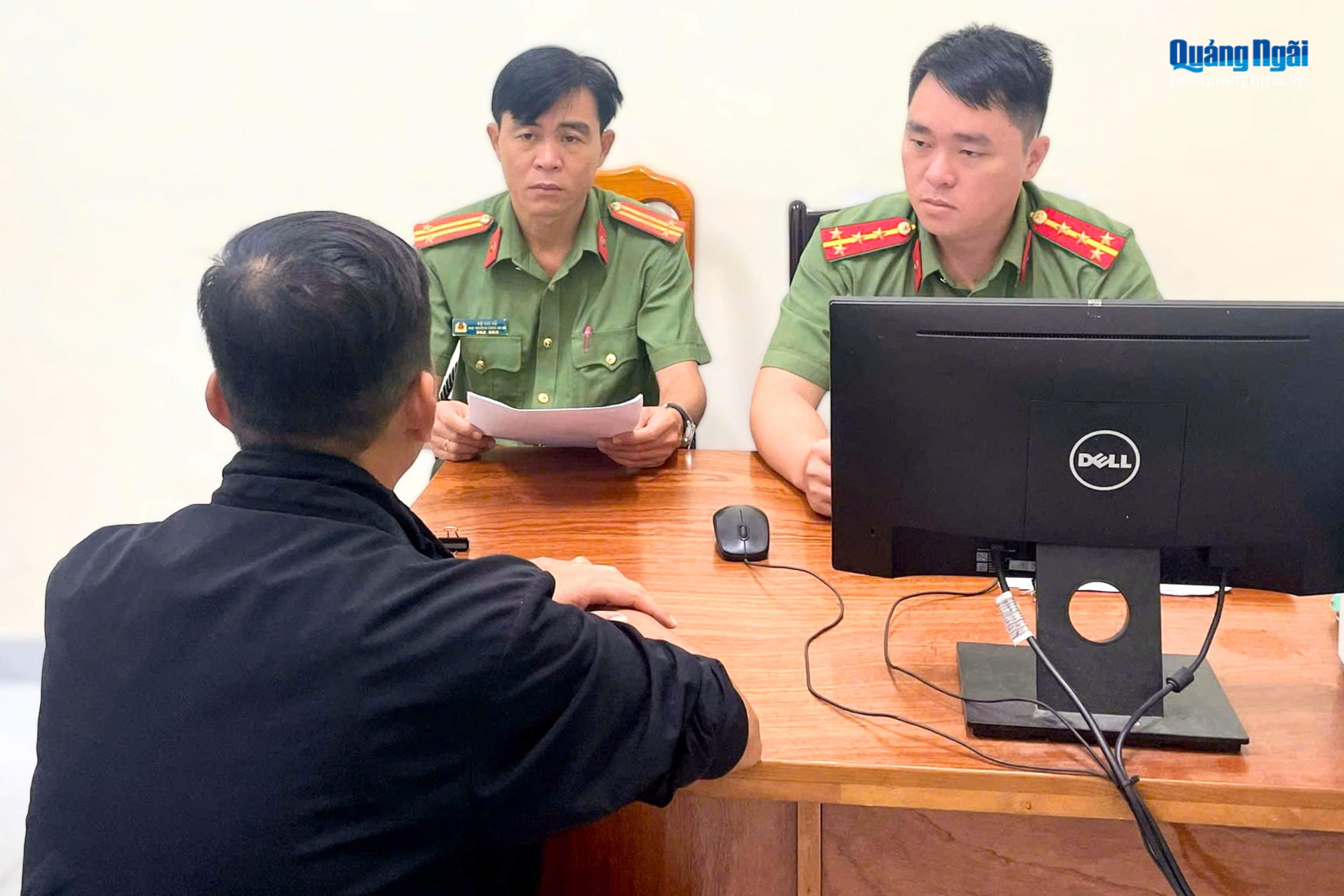 Công an xã Bình Sơn làm việc với ông N.V.B. Ảnh: ĐVCC