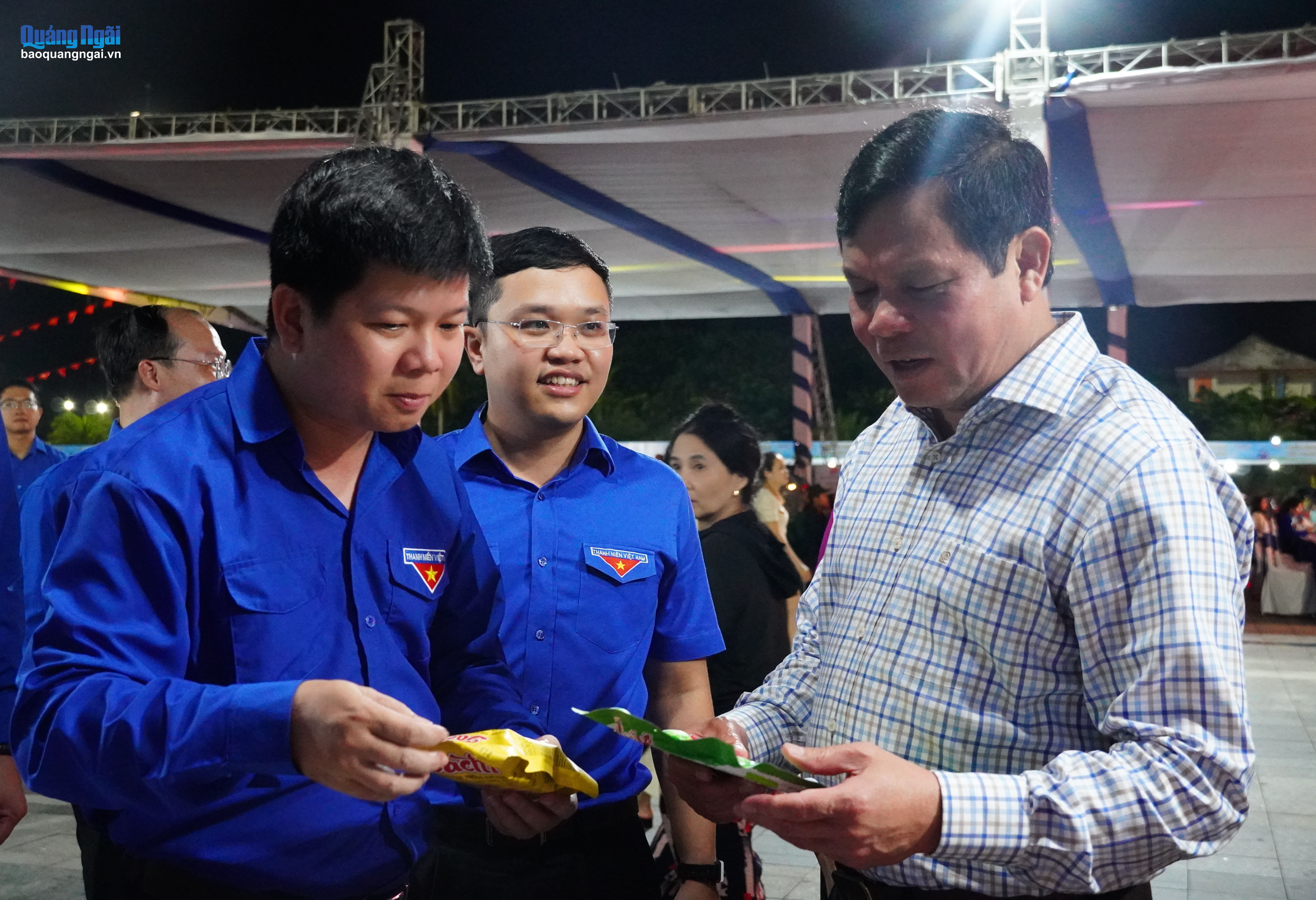 Phó Bí thư Tỉnh ủy, Chủ tịch HĐND tỉnh Nguyễn Đức Tuy tìm hiểu về các sản phẩm OCOP do thanh niên làm chủ.