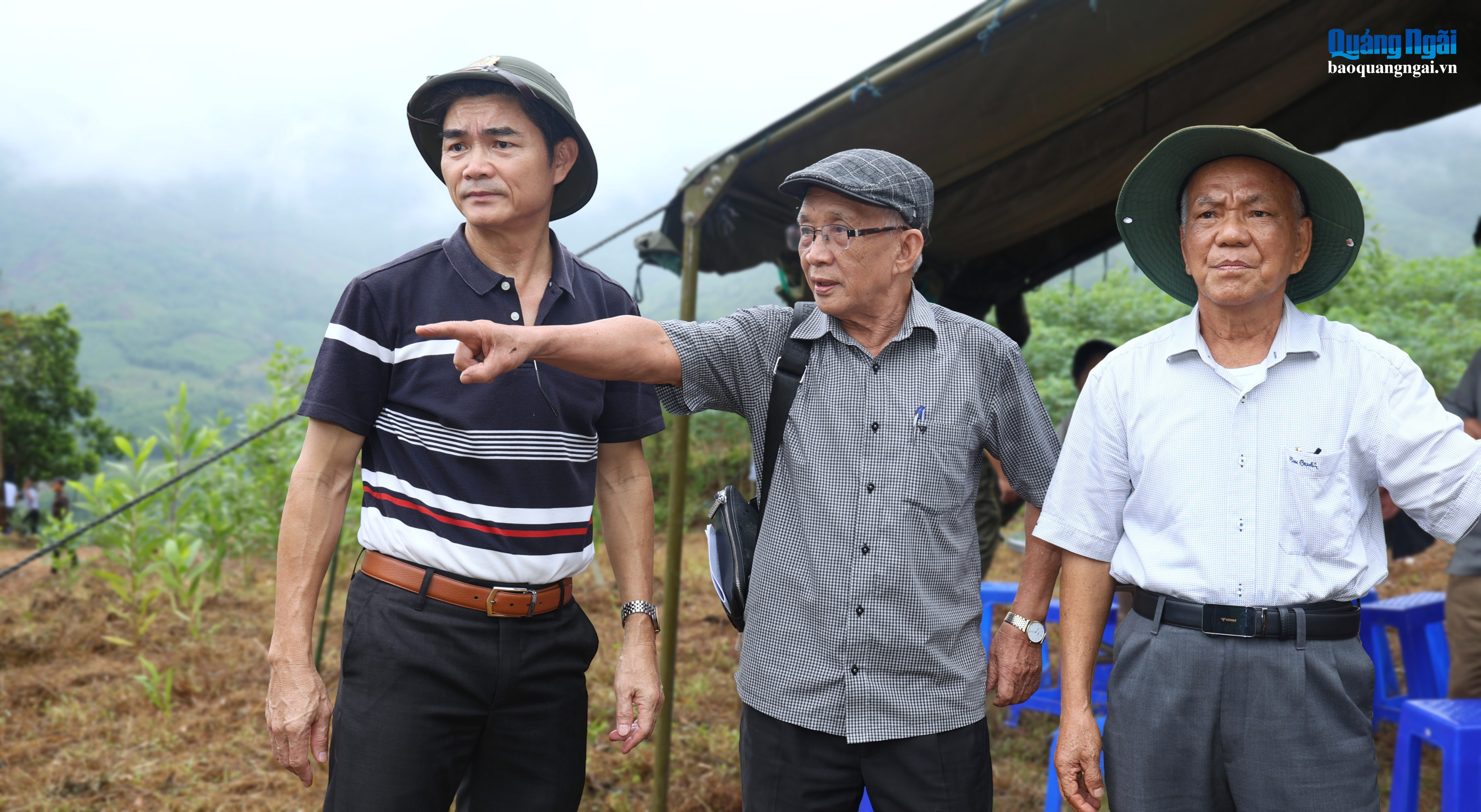 Các đồng chí nguyên lãnh đạo tỉnh trao đổi về vị trí trụ sở Tỉnh ủy Quảng Ngãi tại Làng Rết, thôn Bồ Nung, xã Sơn Kỳ trong kháng chiến.