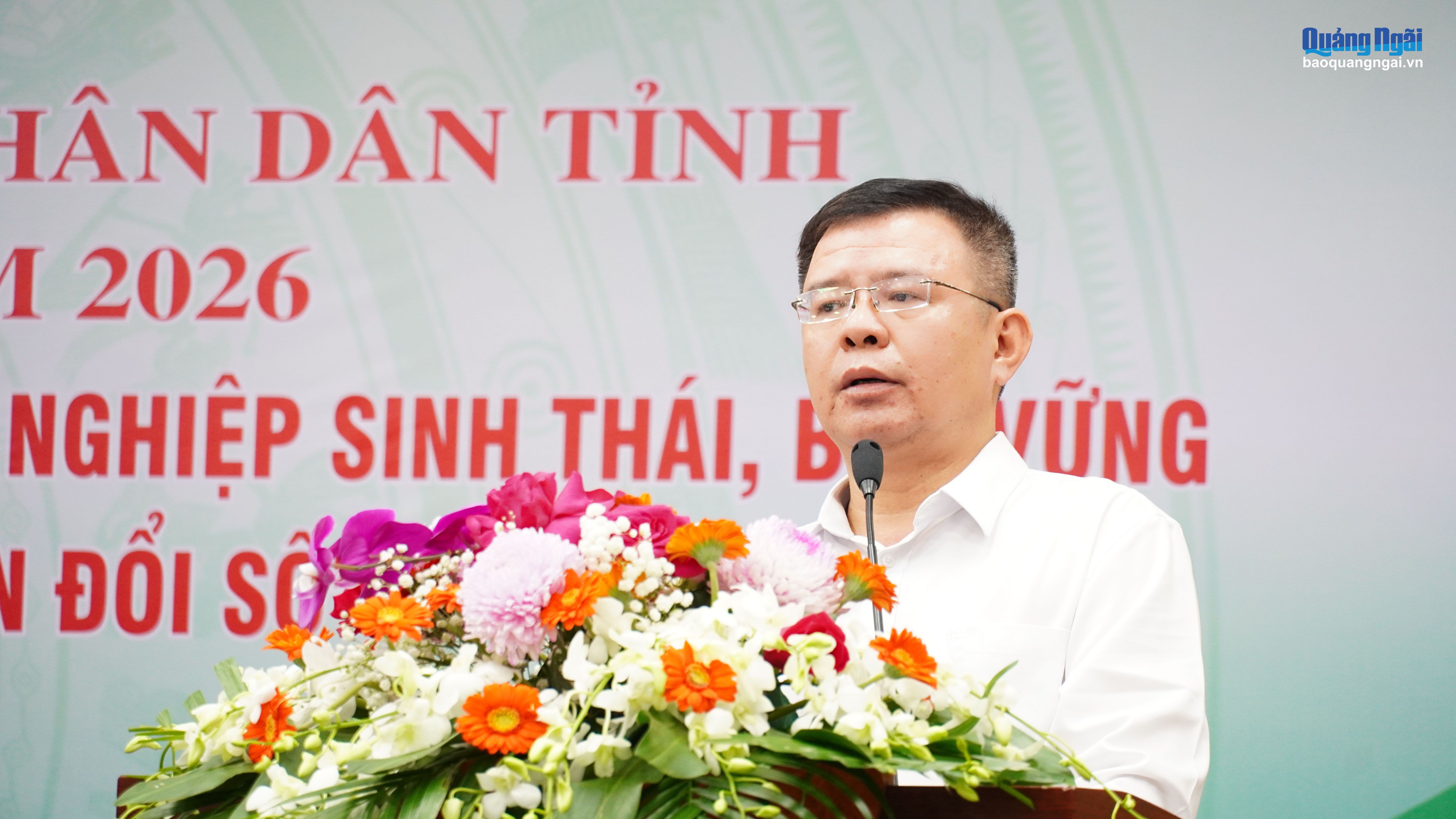 Đại diện Liên minh Hợp tác xã tỉnh trao đổi, trả lời một số nội dung nông dân quan tâm.