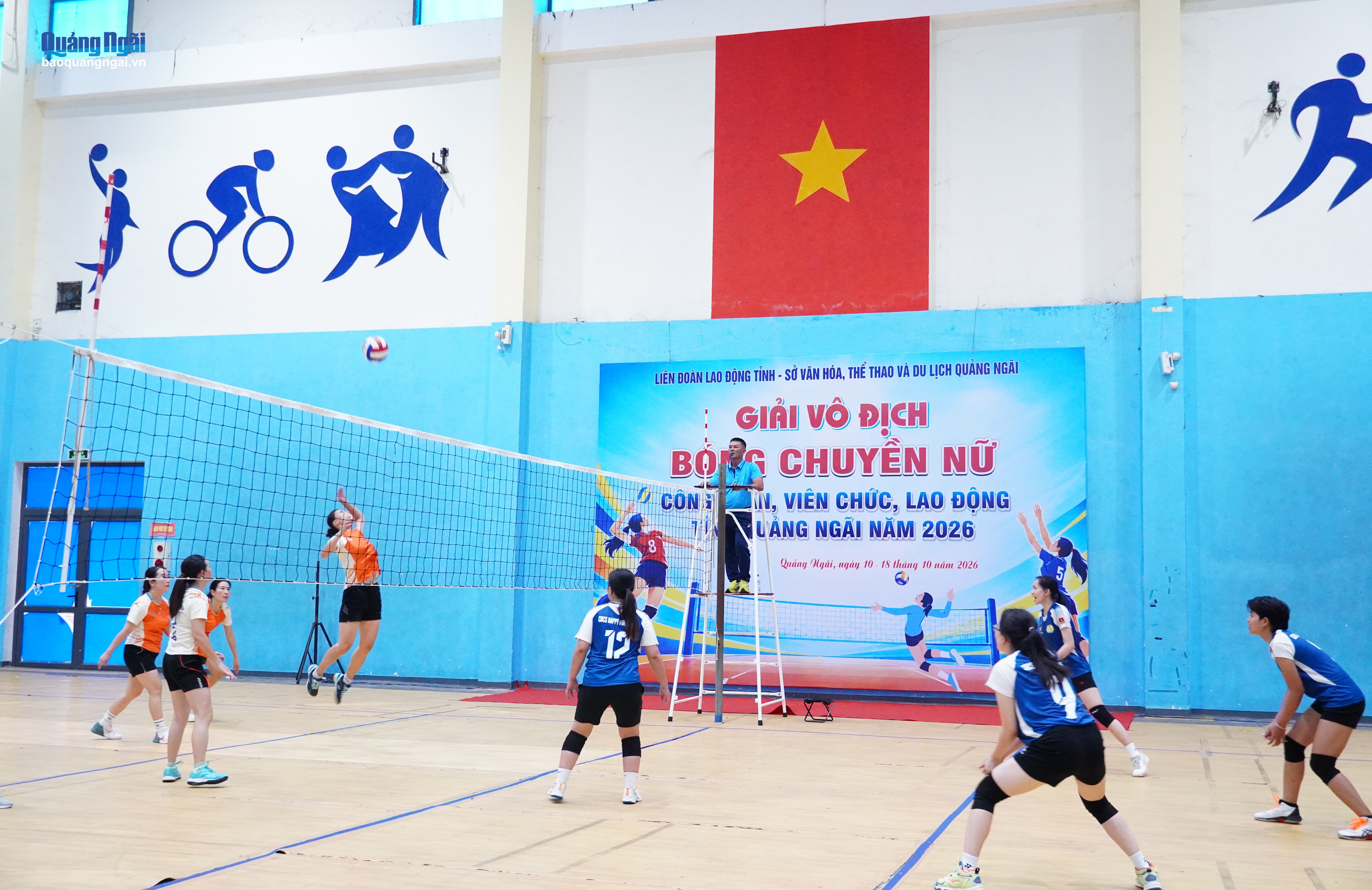 Hai đội tranh tài ở vòng chung kết.