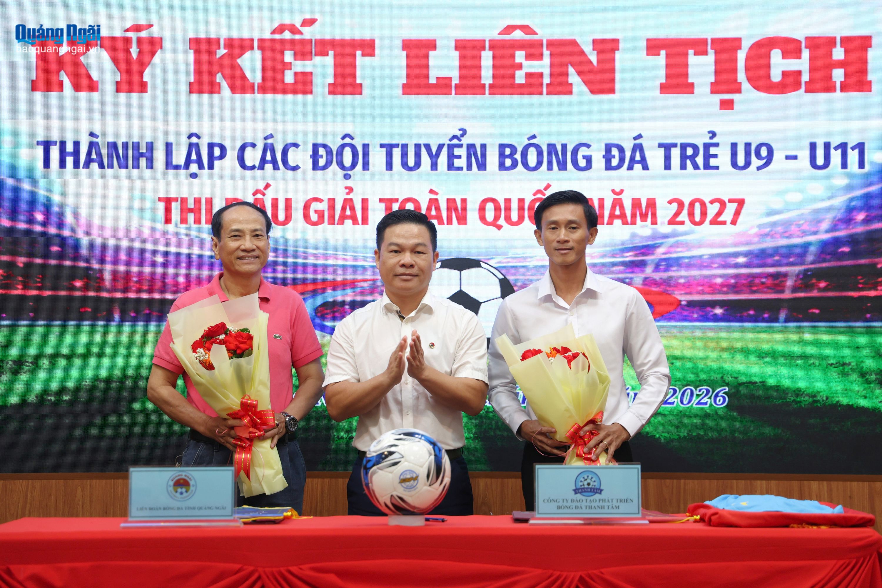 Đại diện Liên đoàn Bóng đá Việt Nam tặng hoa chúc mừng hai đơn vị.