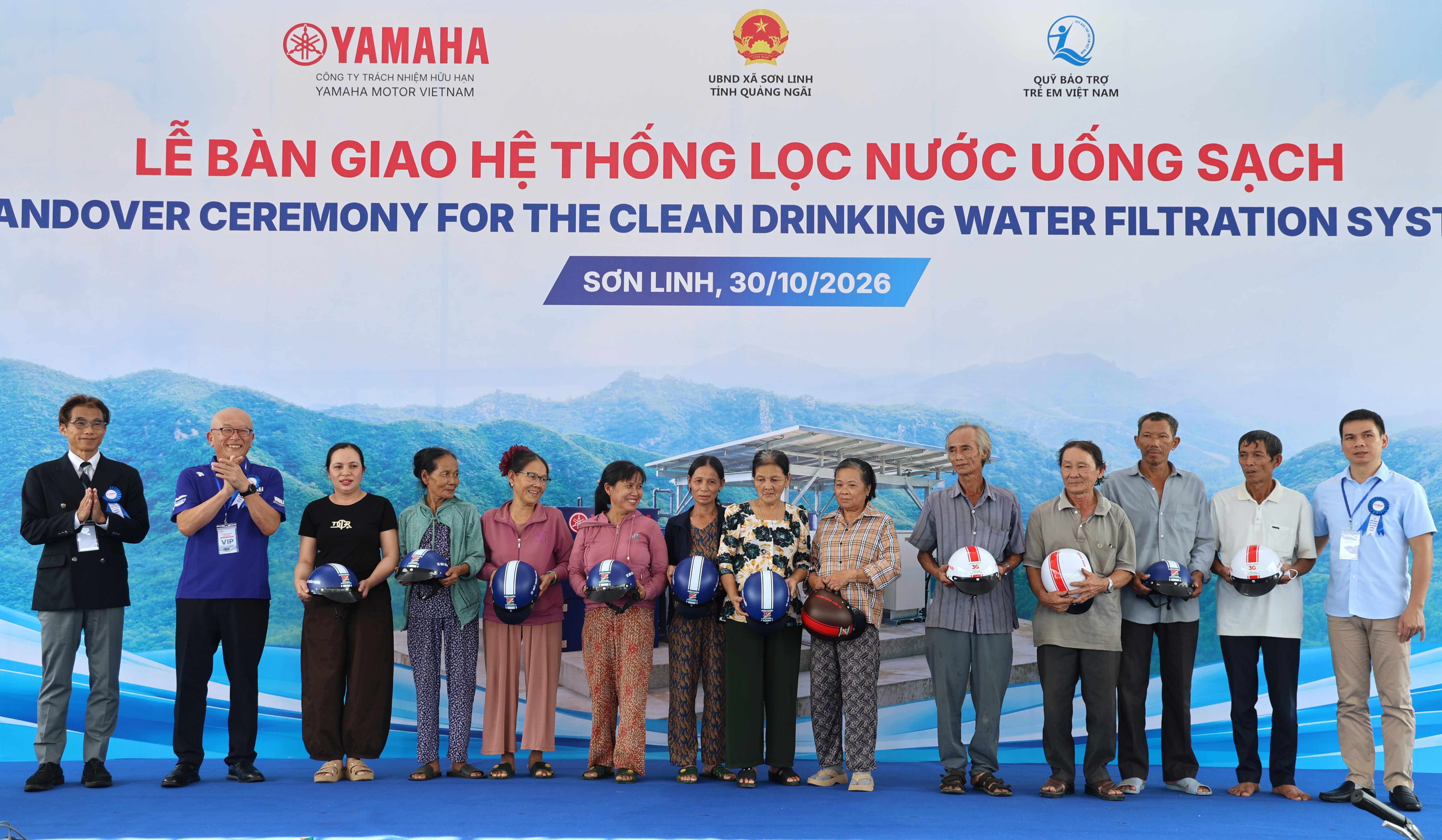  Tặng 100 mũ bảo hiểm cho người dân, góp phần nâng cao ý thức chấp hành quy định an toàn giao thông.
