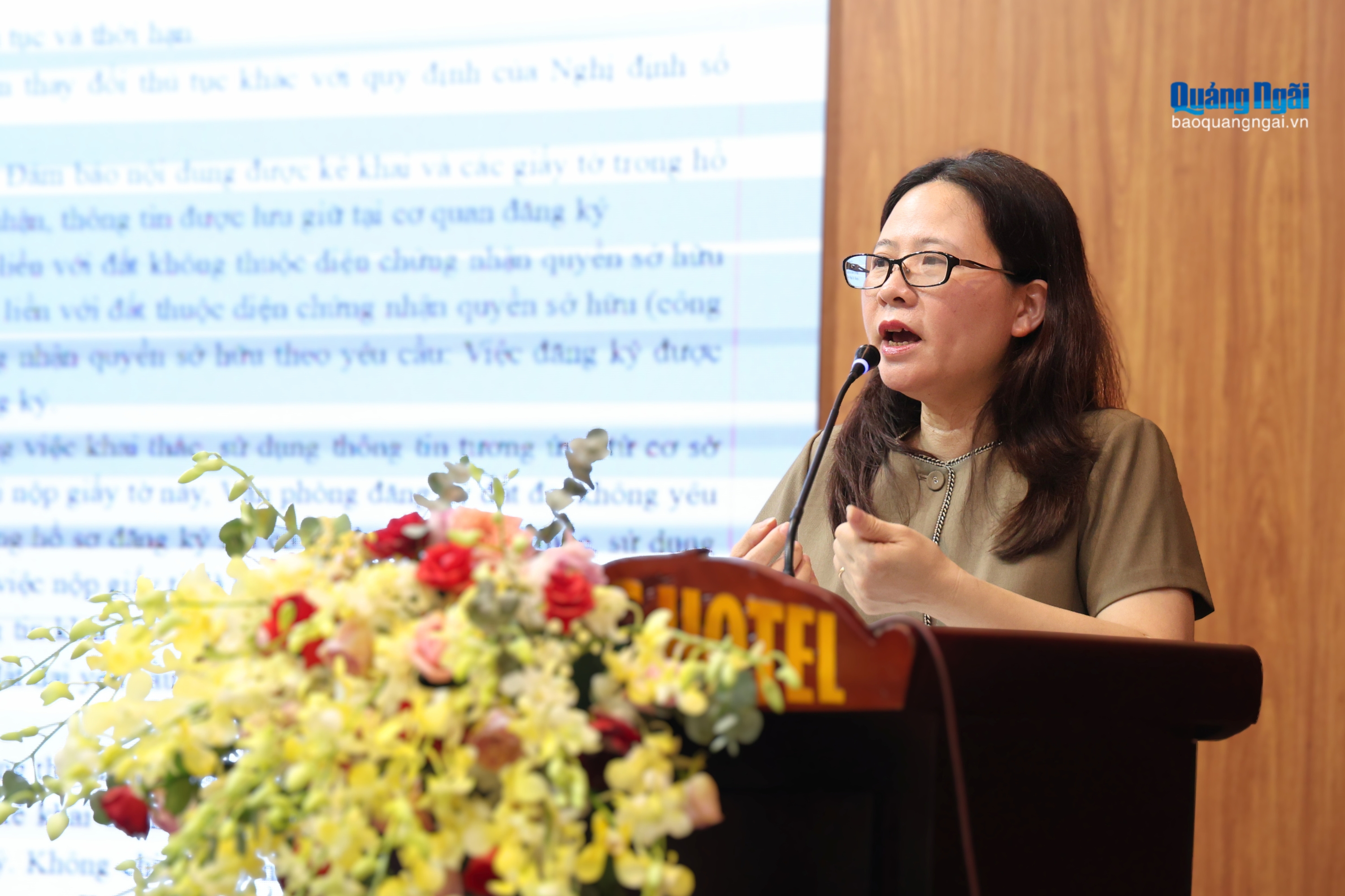 Bà Nguyễn Thị Thu Hằng - Phó Cục trưởng Cục Đăng ký giao dịch bảo đảm và Bồi thường nhà nước (Bộ Tư pháp) truyền tải chuyên đề đến học viên.