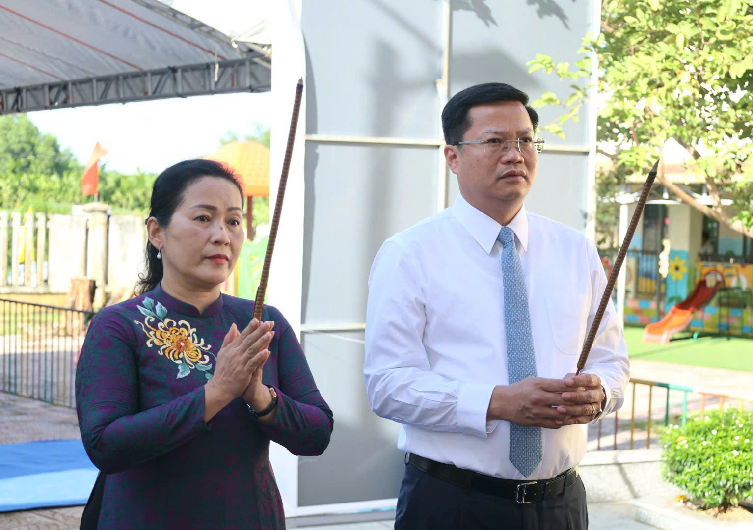 Phó Bí thư Tỉnh ủy, Chủ tịch UBND tỉnh Nguyễn Đức Tâm và Phó Bí thư Tỉnh ủy, Trưởng Đoàn ĐBQH tỉnh Đinh Thị Hồng Minh dâng hương tưởng niệm.
