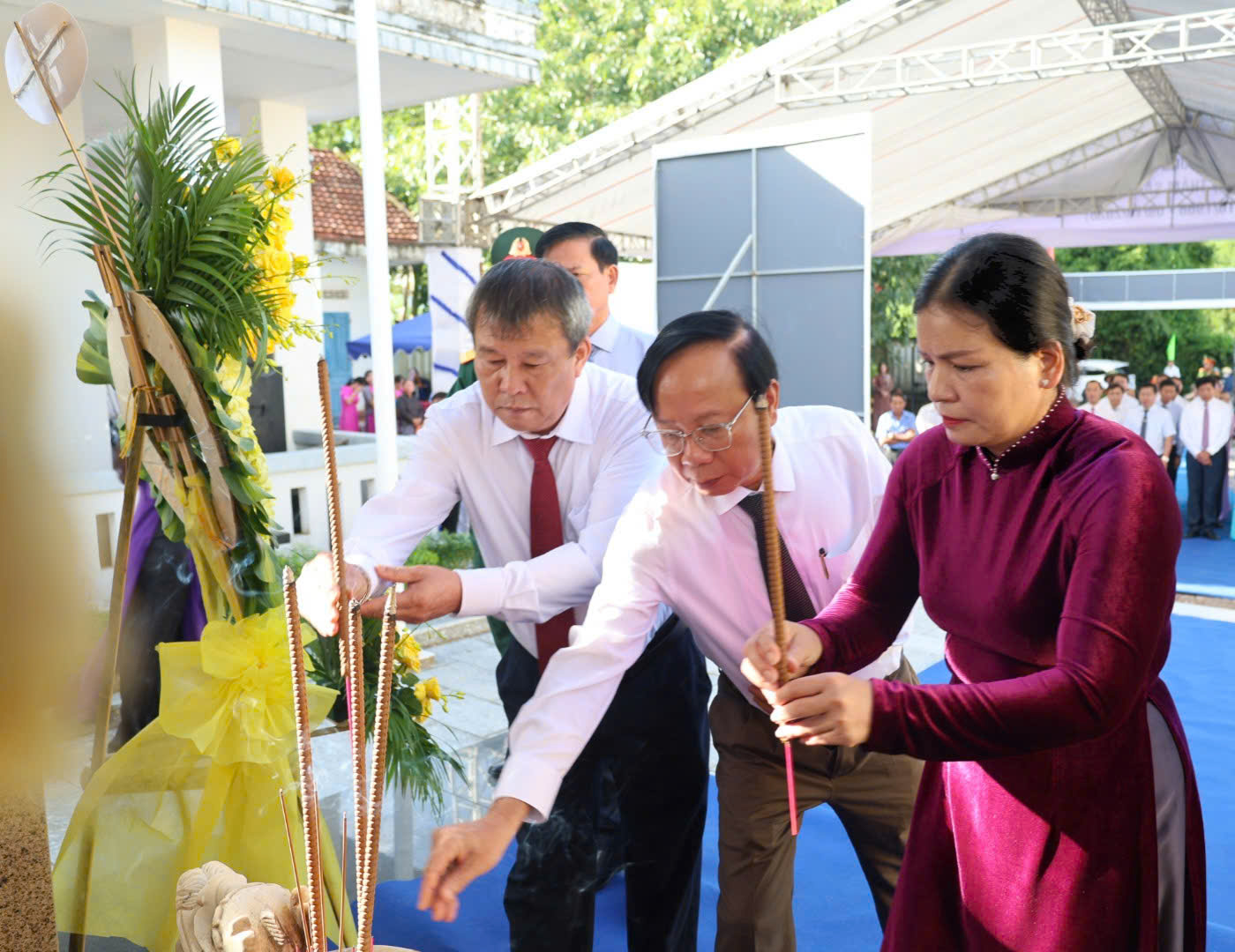 Lãnh đạo tỉnh dâng hương tưởng niệm.
