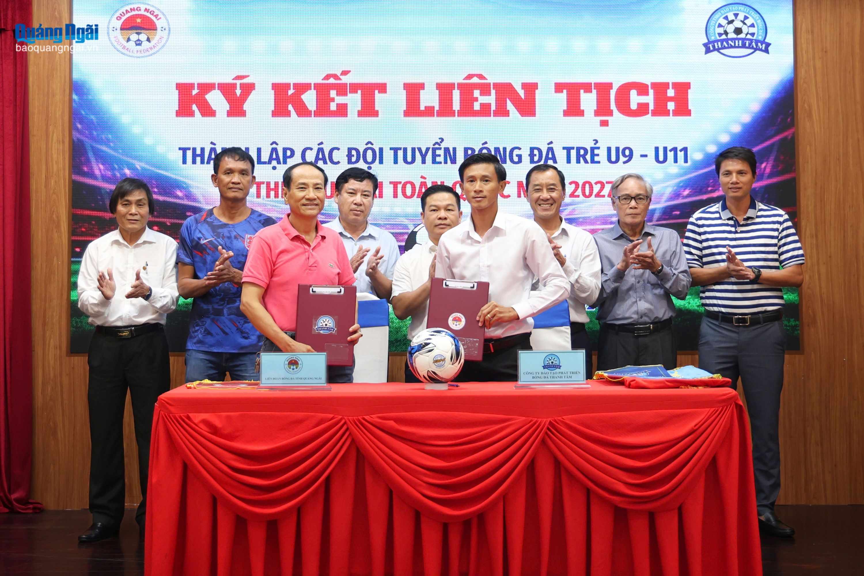 Đại diện Liên đoàn Bóng đá tỉnh và Công ty Đào tạo Phát triển Bóng đá Thanh Tâm ký kết phối hợp thành lập các đội bóng đá trẻ U9, U11.