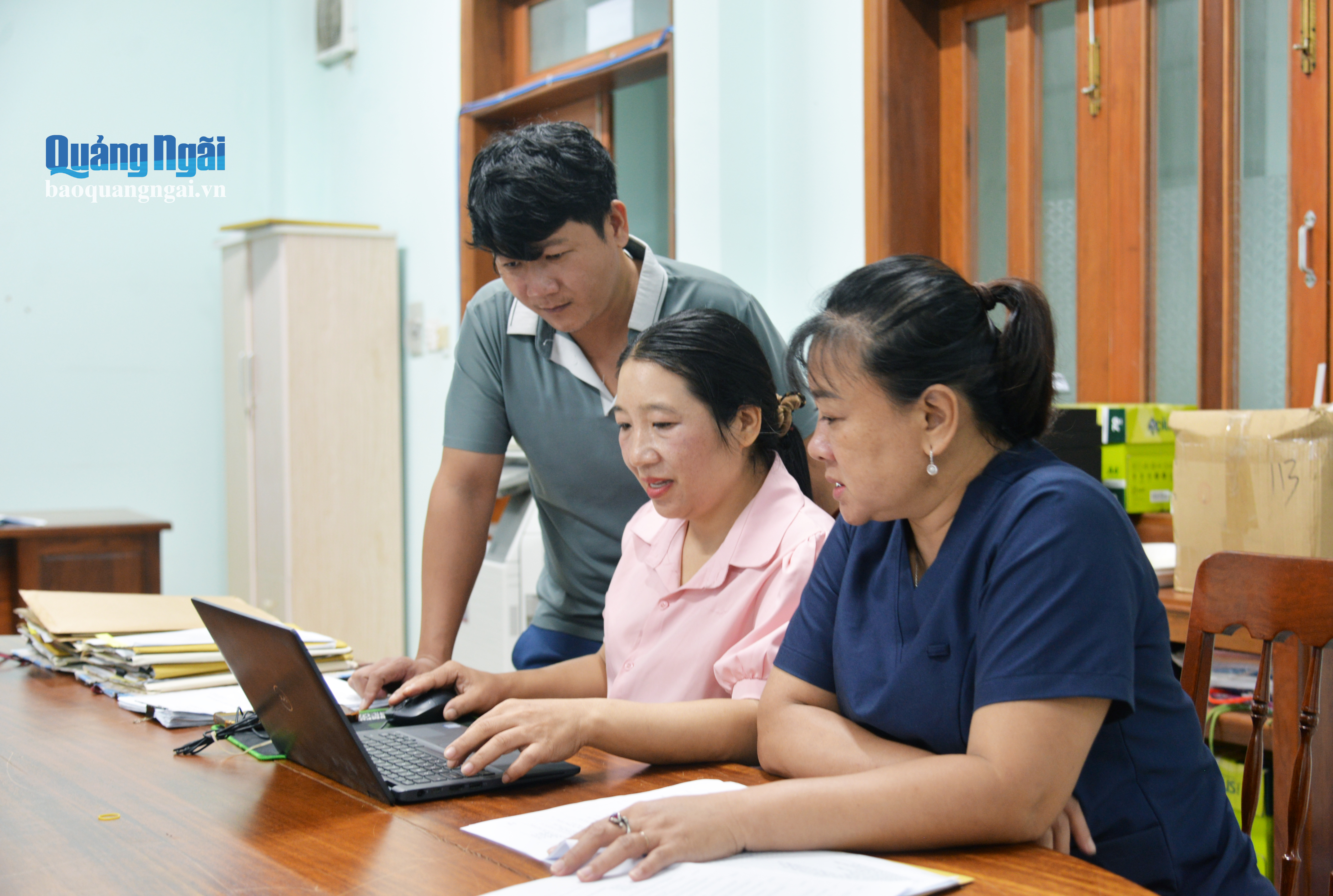 Đảng bộ xã Sơn Tịnh đang đẩy nhanh tiến độ số hóa hồ sơ đảng viên.