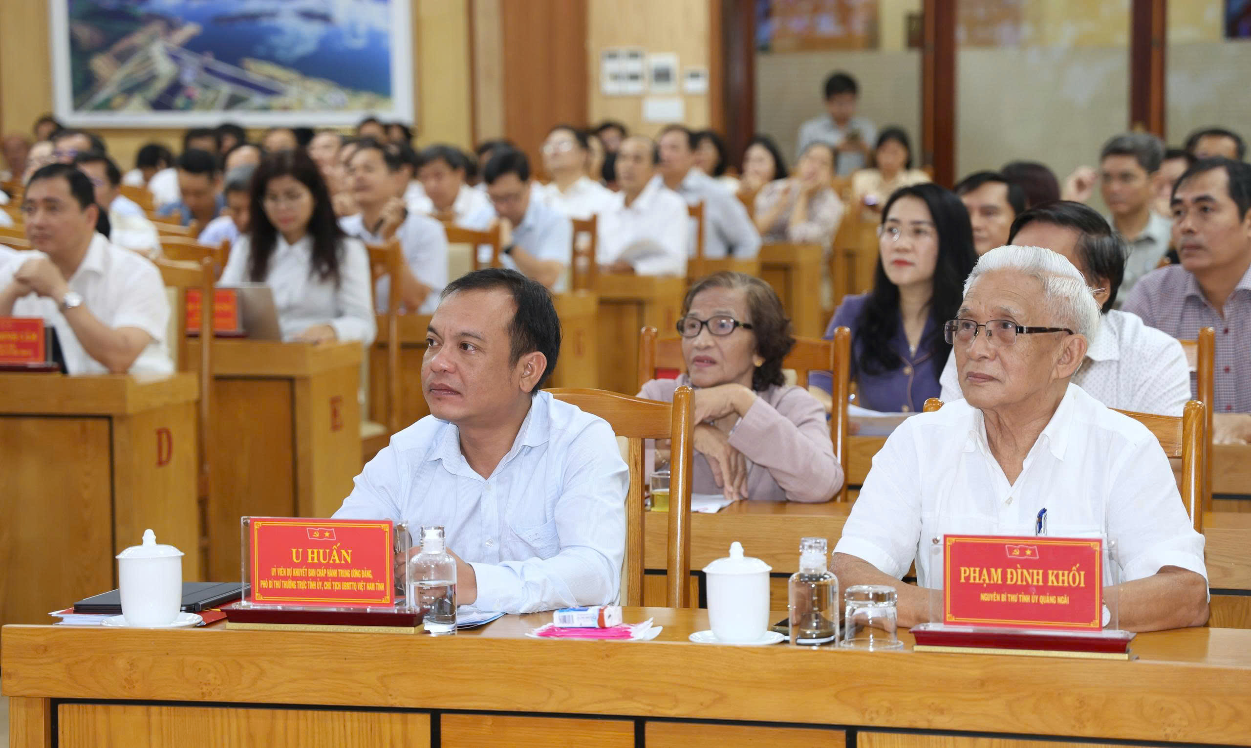 Ủy viên dự khuyết Trung ương Đảng, Phó Bí thư Thường trực Tỉnh ủy, Chủ tịch Ủy ban MTTQ Việt Nam tỉnh U Huấn và các đại biểu tham dự hội nghị tại điểm cầu Tỉnh ủy Quảng Ngãi.