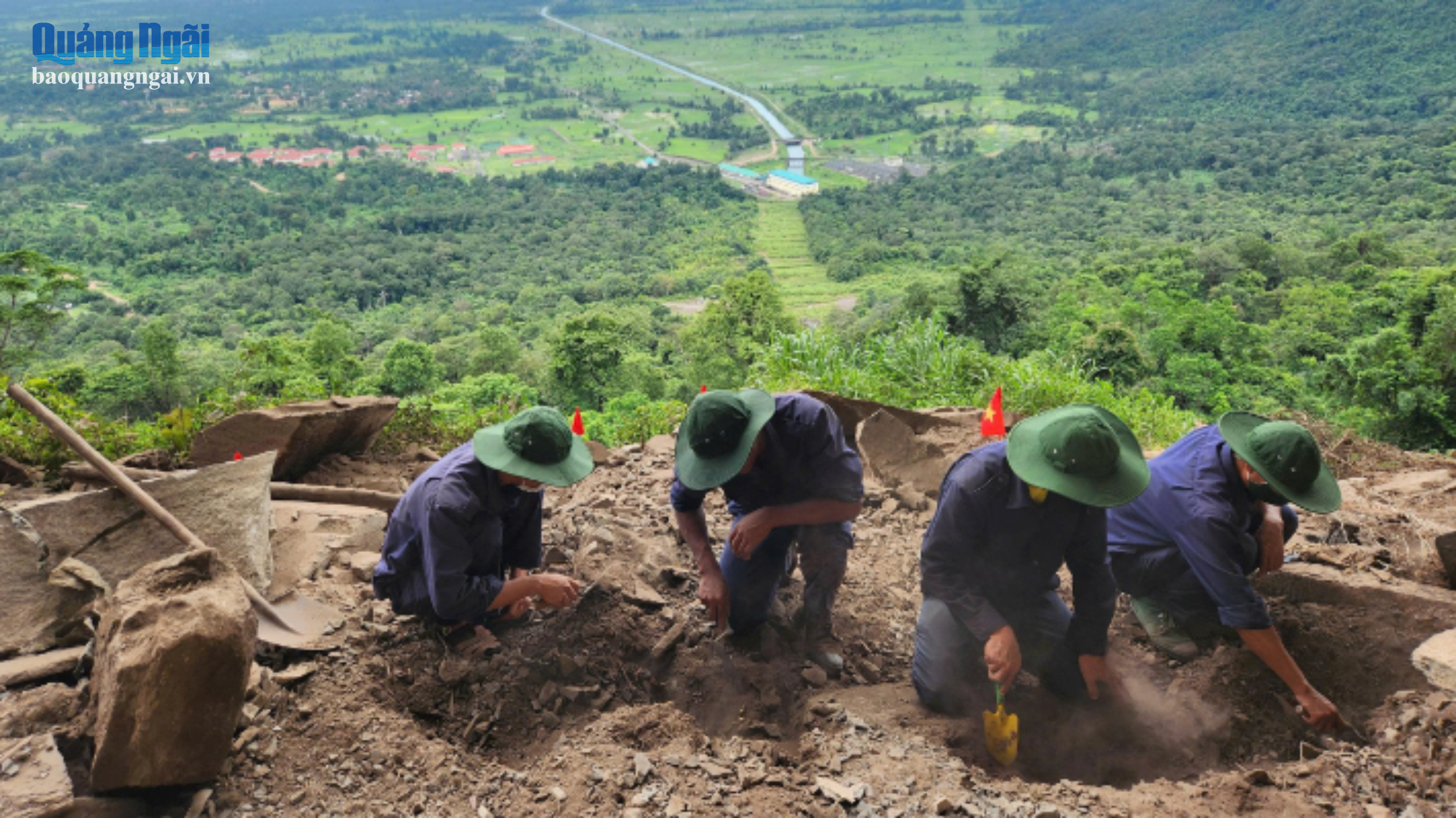 Vượt nắng, thắng mưa t&igrave;m đồng đội trở về
