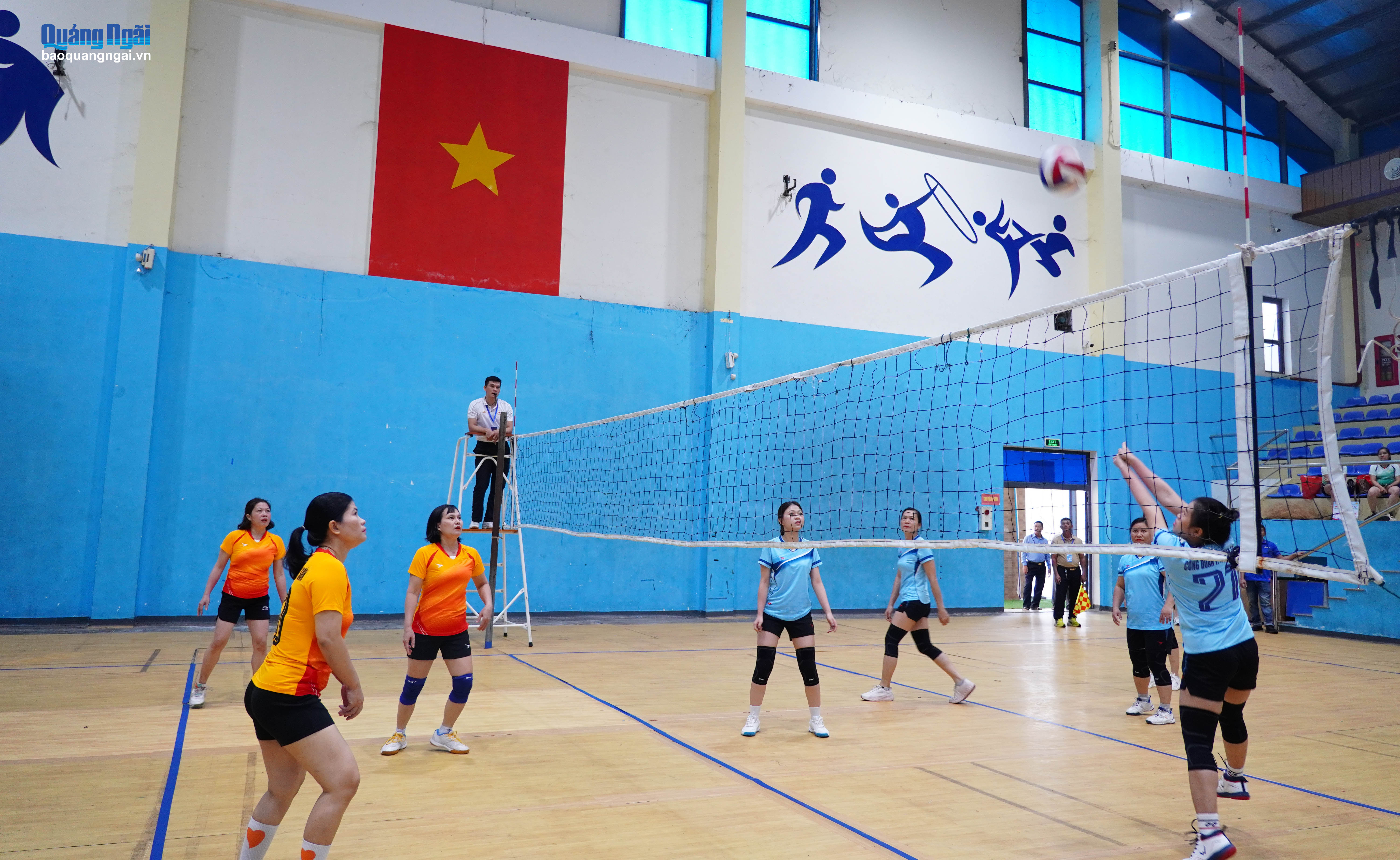 Các đội tham gia thi đấu sôi nổi ngay sau lễ khai mạc. 